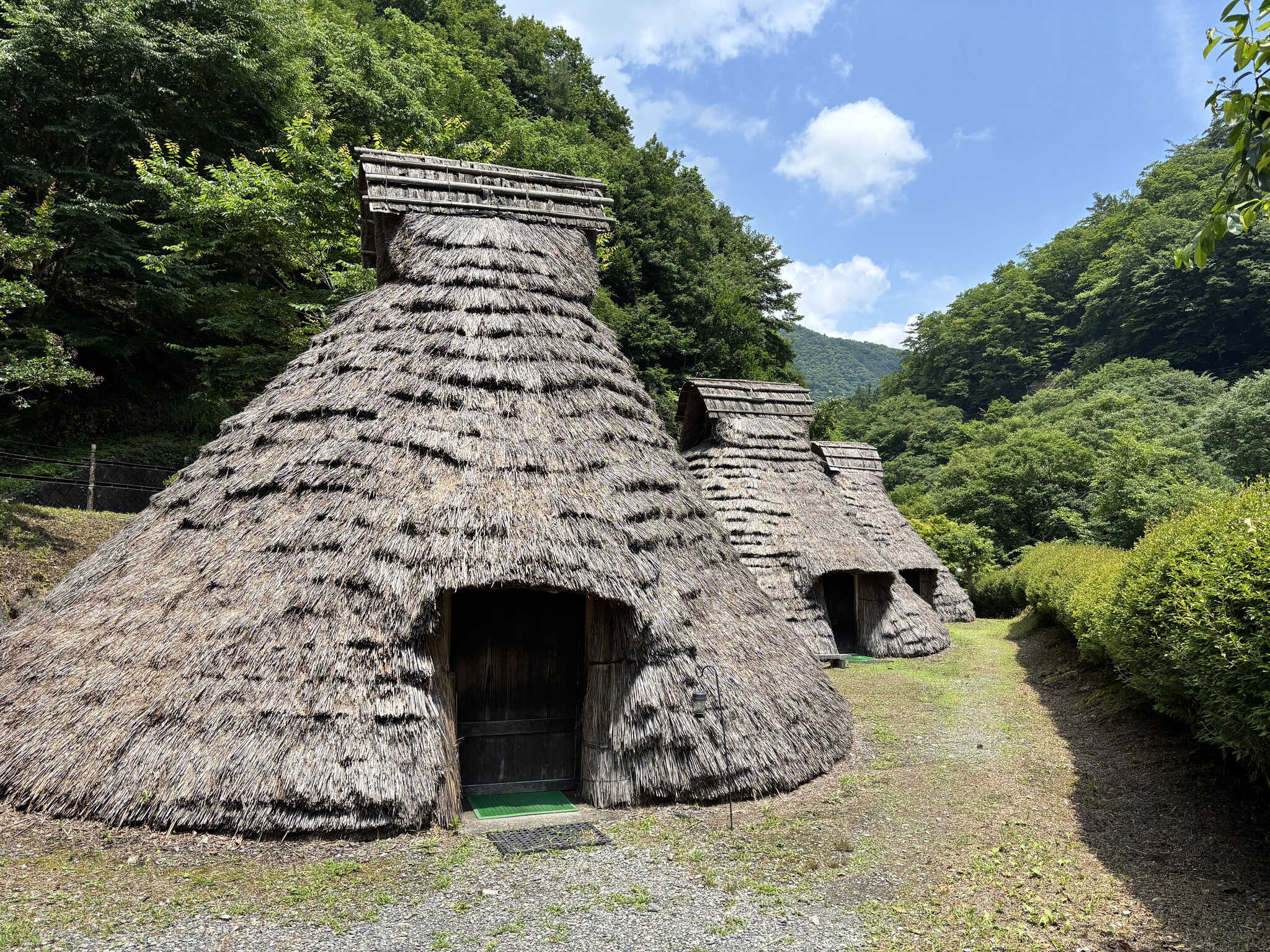 竪穴式住居の外観です。まるで縄文時代にタイムスリップしたかのよう。