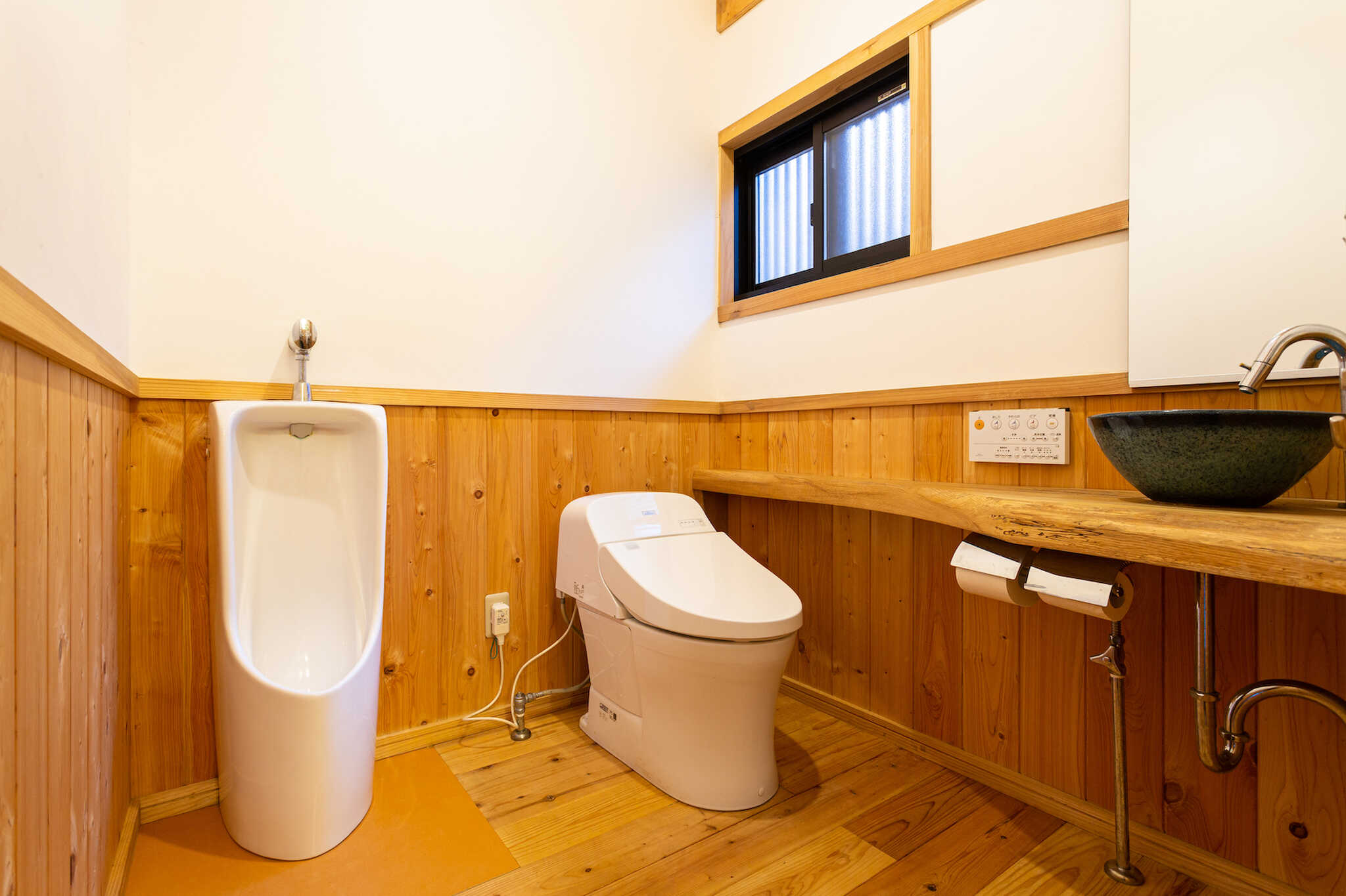 トイレも木の香りがただよいます♪