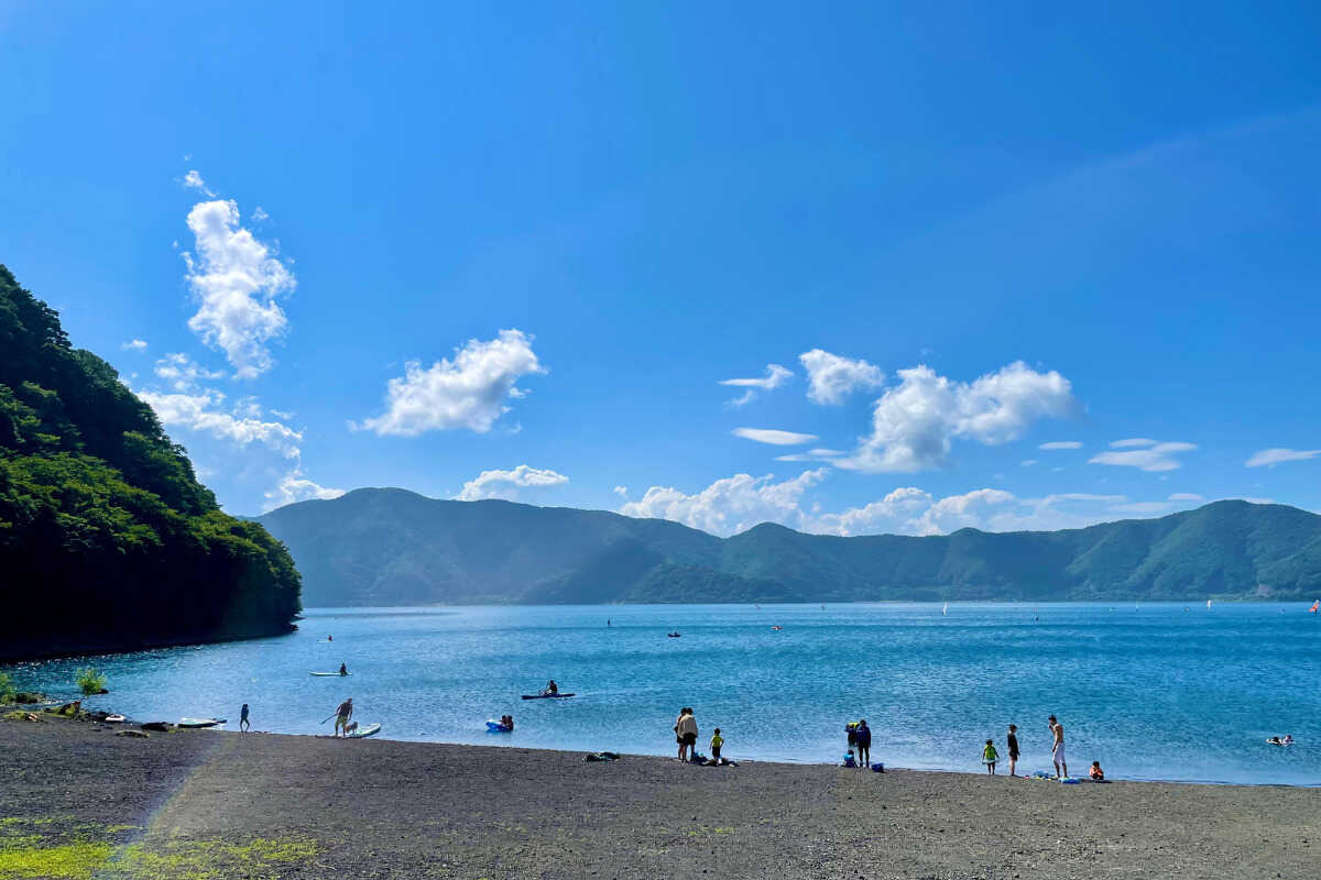 本州No,1透明度の本栖湖で湖水浴・SUP・カヤックなどの水遊びも満喫できちゃう♪湖畔まで徒歩最短20秒!
