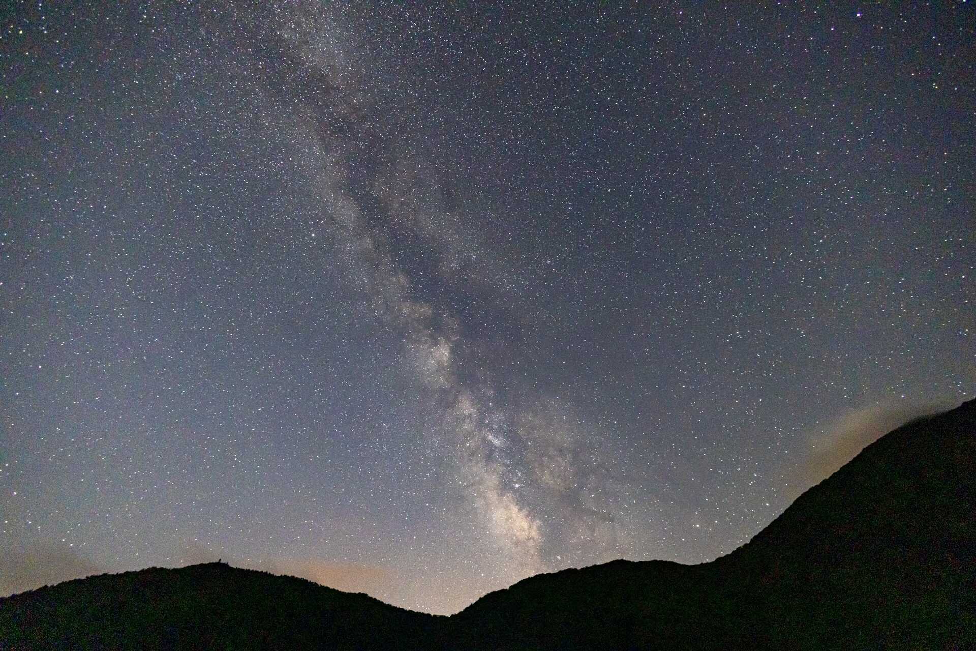 気象条件が揃うと天の川も浮かぶ満天の星空と竜ヶ岳(photo by photographer UCHIUMI Toshihiko.)