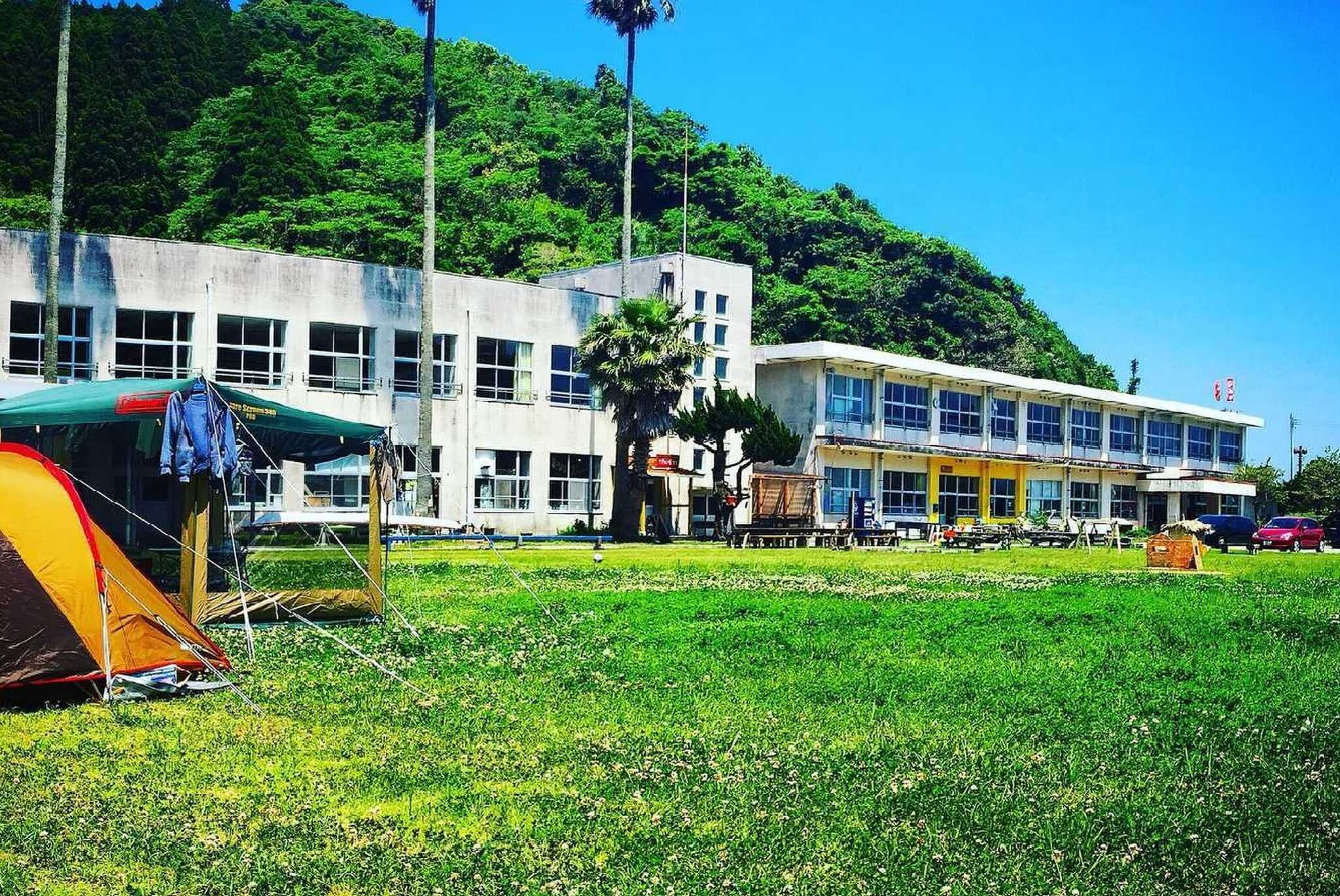 小学校の校舎が懐かしい!!校庭のグラウンドがキャンプスペースです。