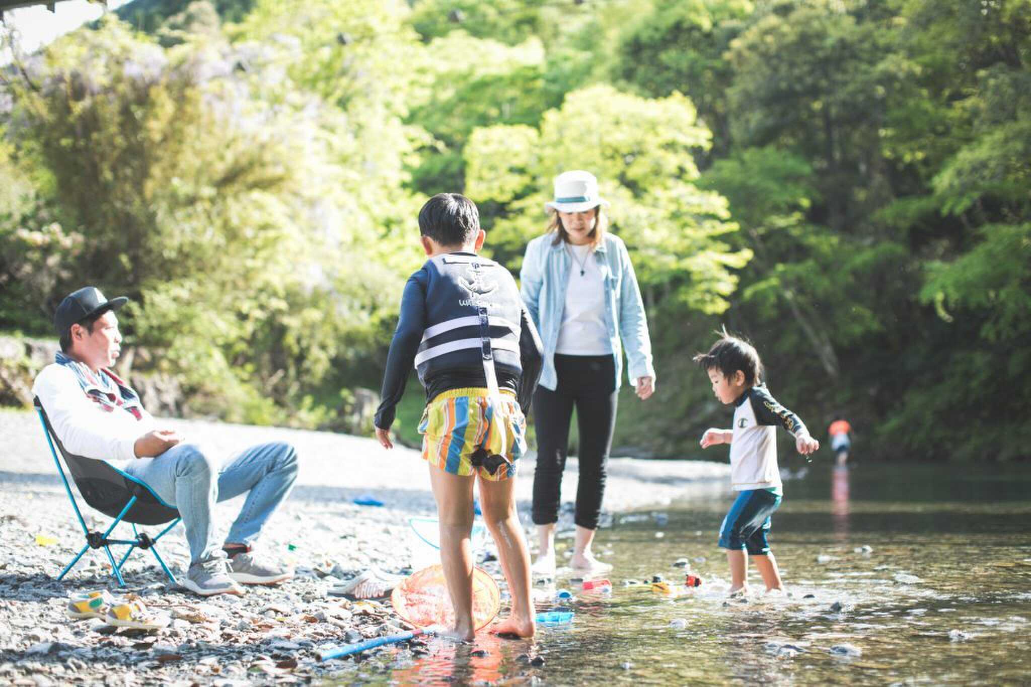敷地内には、何度も「最も水質が良好な河川」に選ばれてきた宮川の清流。夏は遊泳も楽しめ、自然の中で思いきり水遊びを満喫できます。