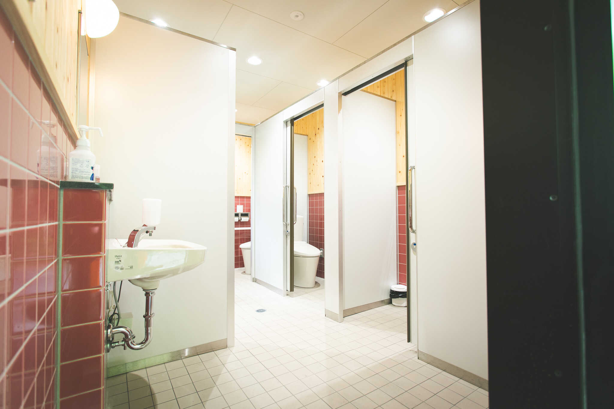 トイレは全て個室で温座・温水洗浄便座を完備。快適な空間で、いつでも安心してご利用いただけます。