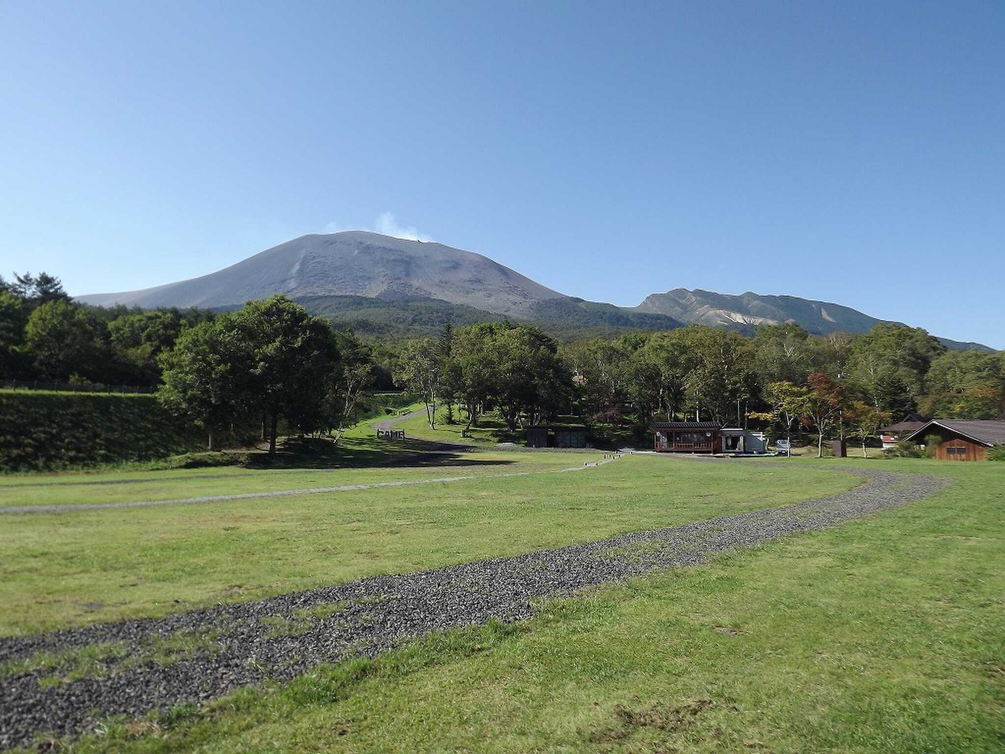 夏のフリーサイトからの浅間山。夏の気温は昼間は30℃、夜は20℃前後で快適な高原キャンプ。
