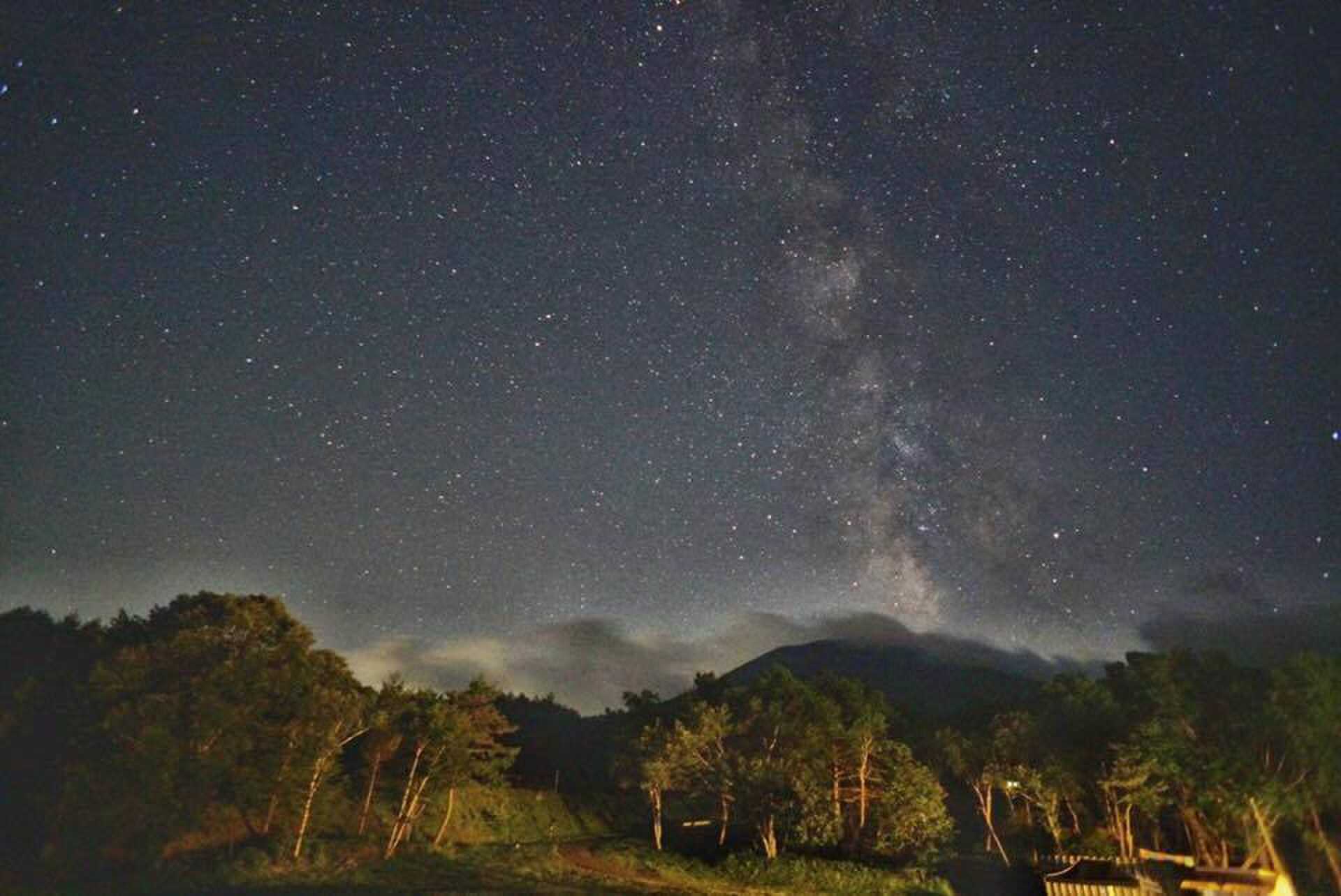夏の夜空は浅間山と満天の星空と天の川。