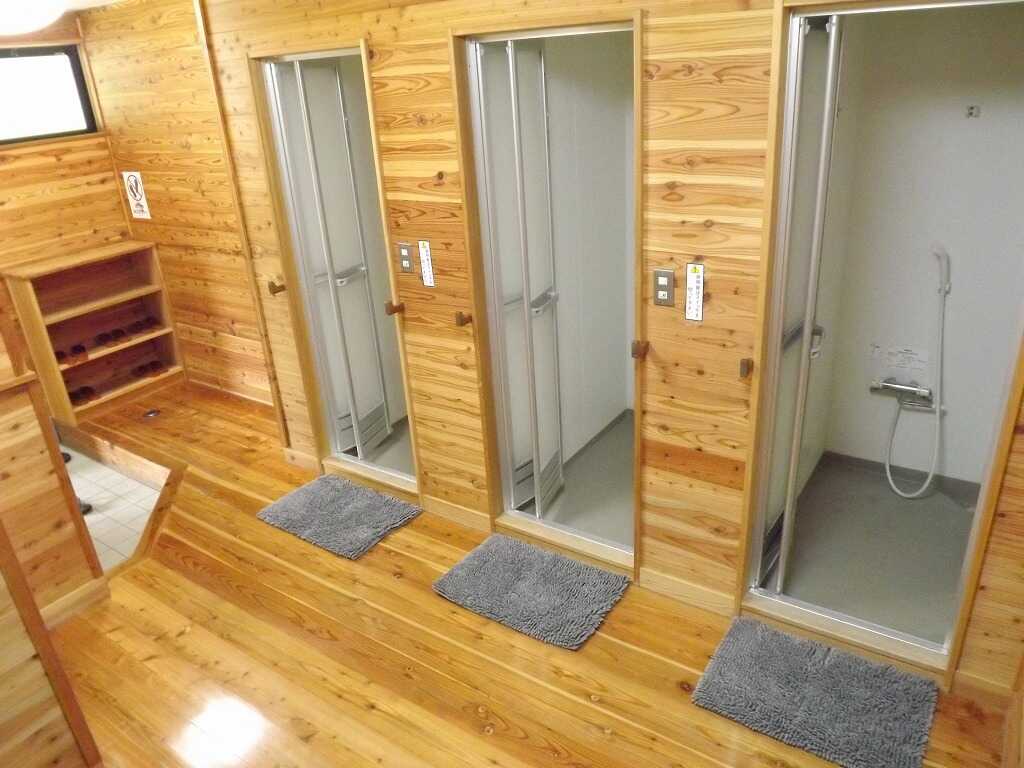シャワー利用料金はキャンプ場利用料金に含まれてますので、何度でも利用できます。男女3室ずつ・ドライヤーも置いてます。