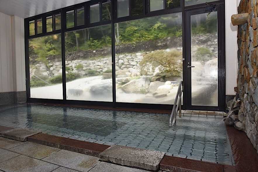 隣接する心笑館の天然掛け流し温泉
