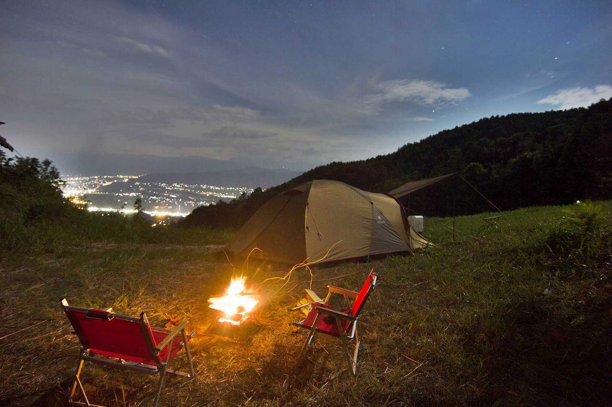 サイトから眺める夜景。焚き火を囲みながら最高の一夜を堪能。