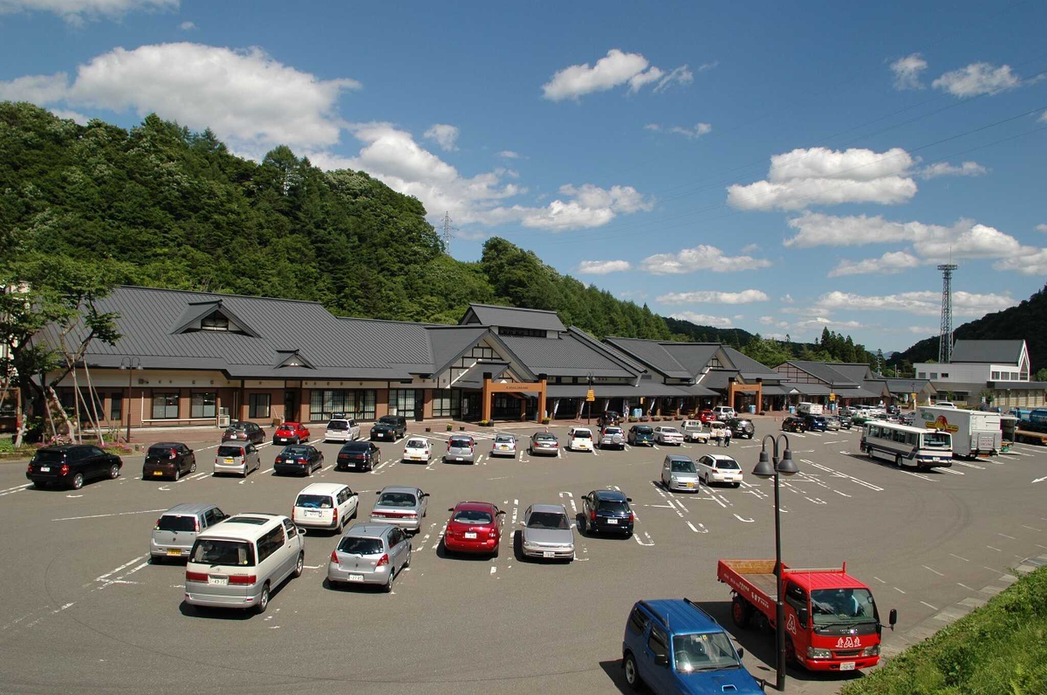 広々とした道の駅駐車場、施設内は売店、産直、食堂、温泉があります。