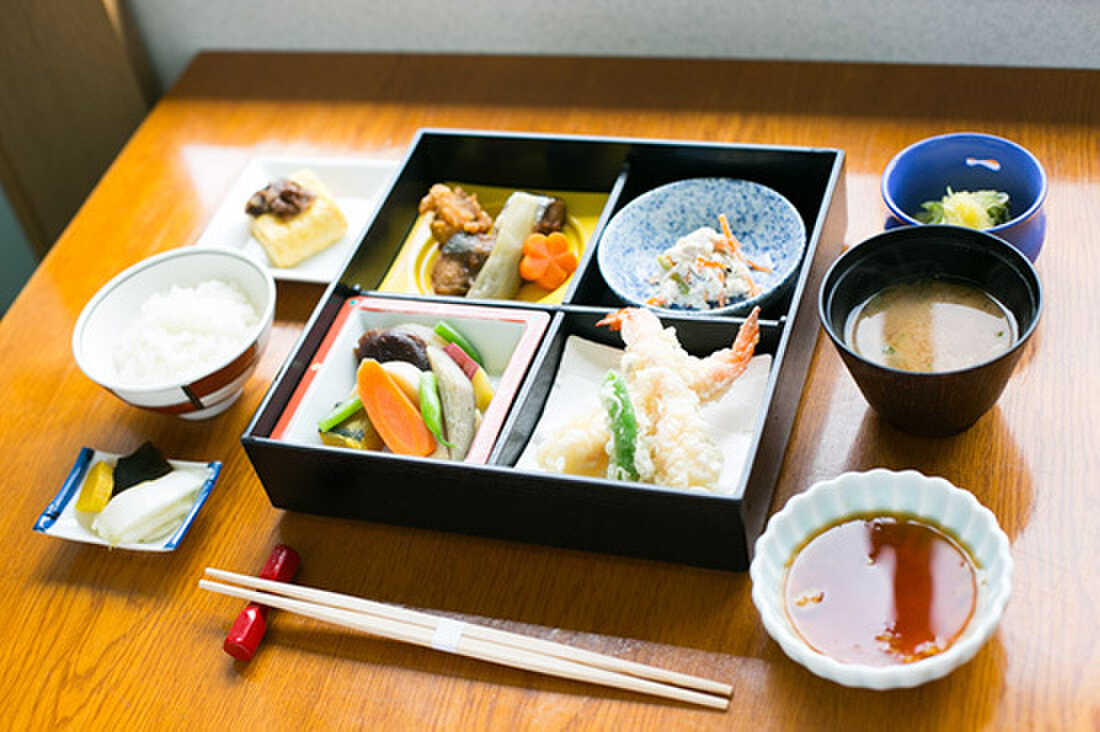 テレビドラマ「高校生レストラン」のモデルになった県立相可高校食物調理科生徒が運営する調理実習施設。三重県産食材を使った料理はどれも絶品!