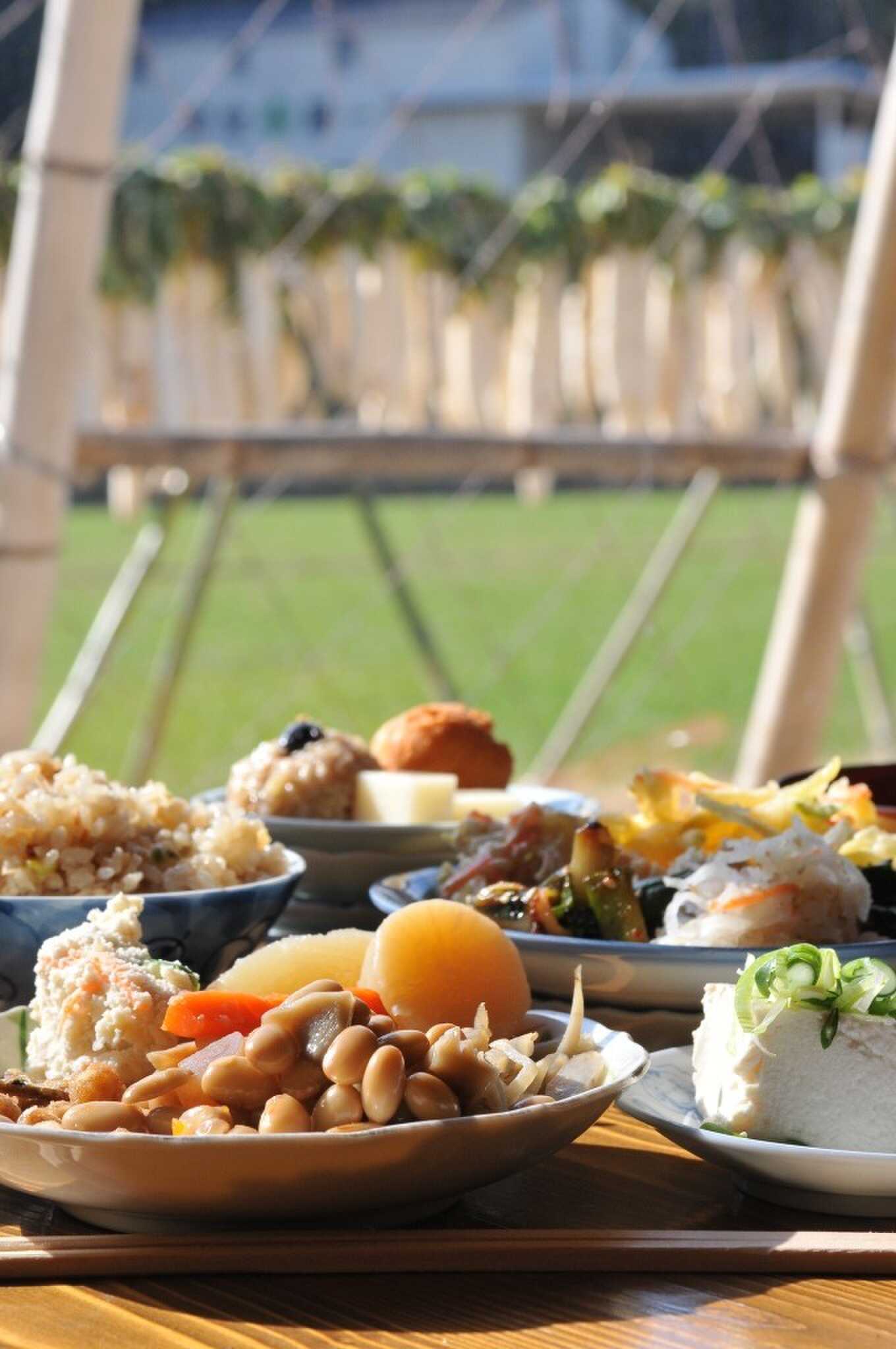 勢山荘の目の前には大人気の農村料理バイキング「まめや」(ランチ大人1250円)