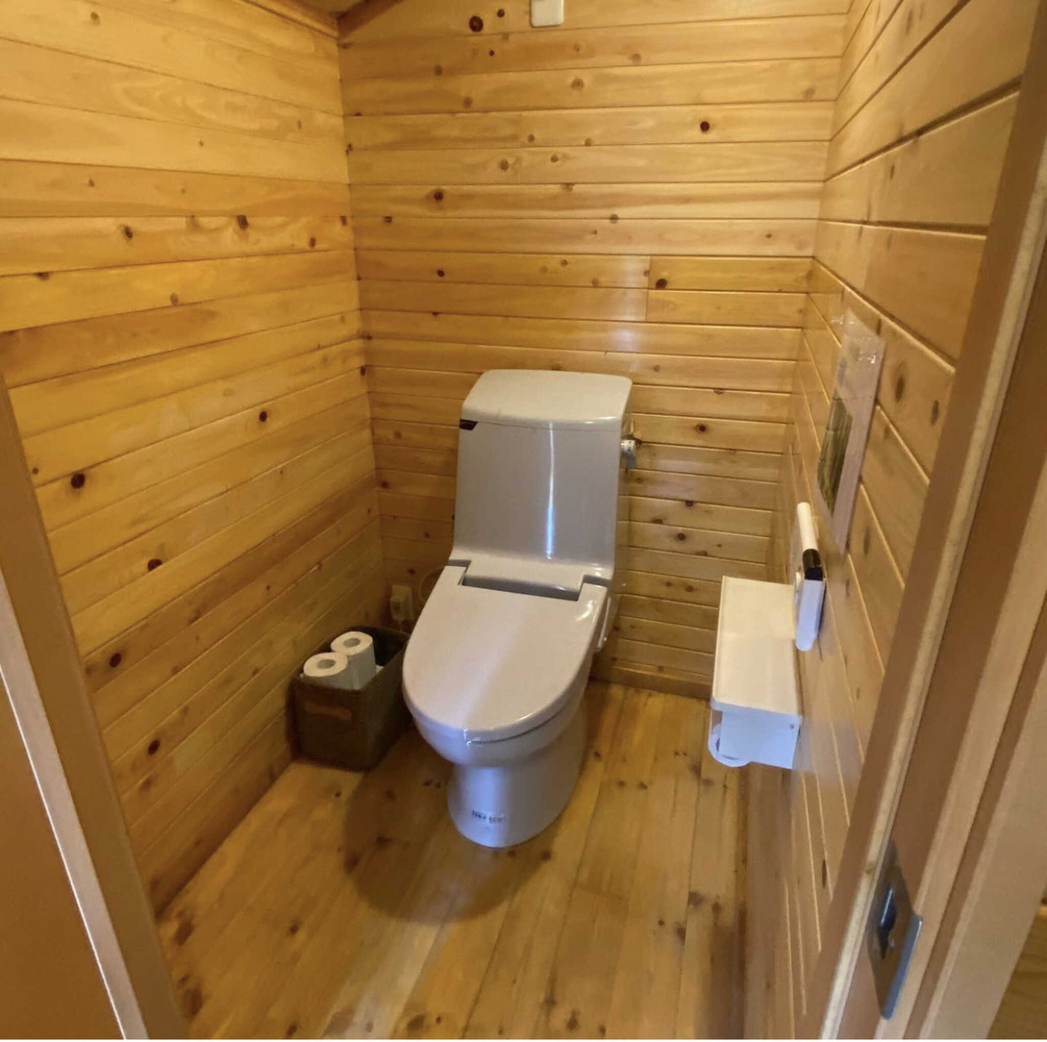 トイレは広いヒノキの空間で使い心地抜群!清潔を心がけています!