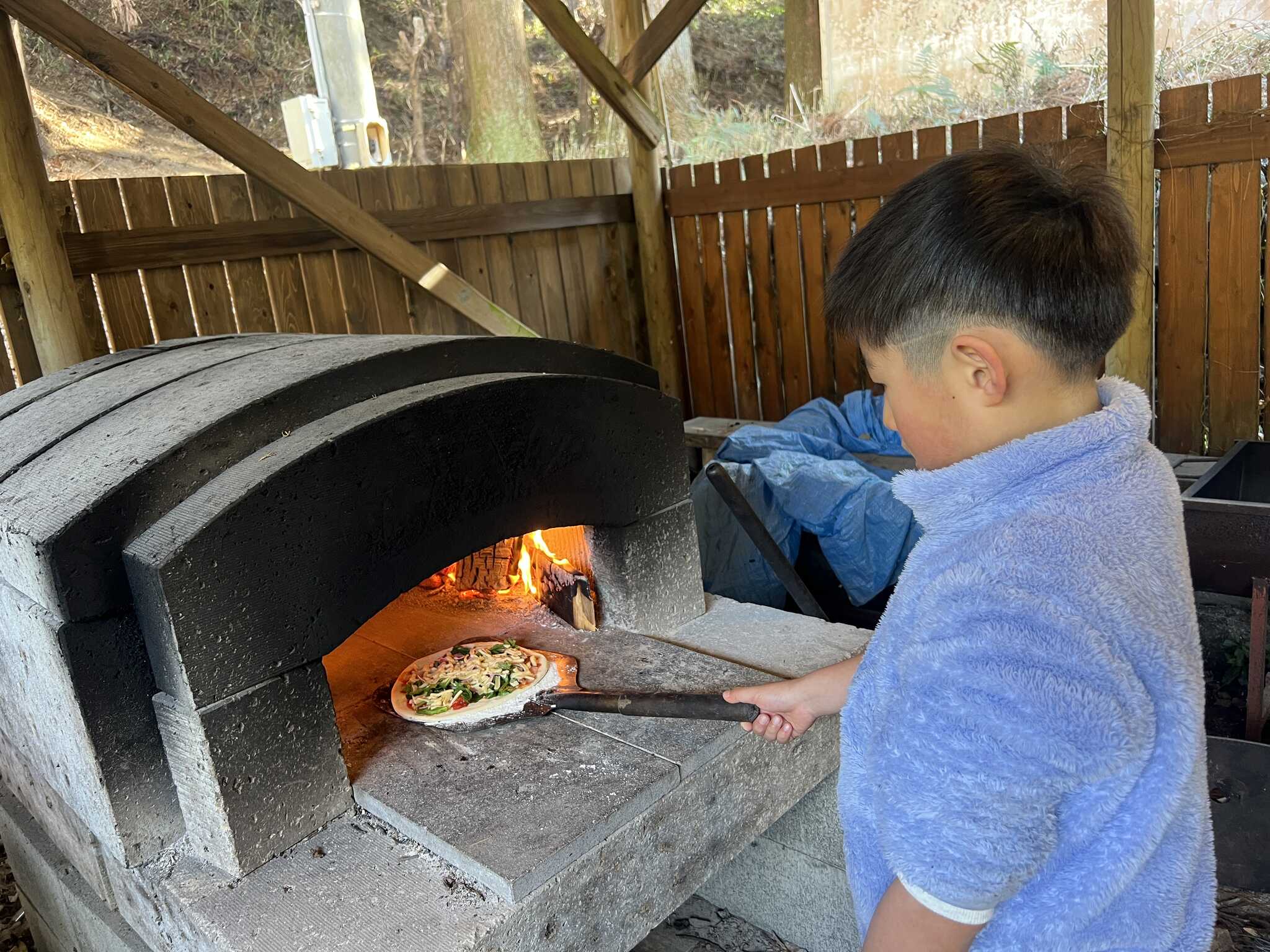 本格的なピザ窯でピザ焼き体験はいかがでしょうか!自分で作ったピザを食べる体験はお子さんにとっても特別なものになります!