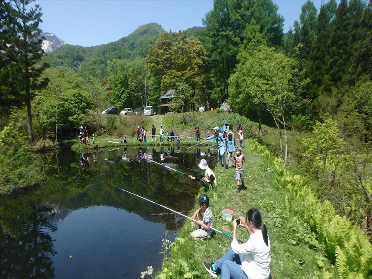 1番人気のアクティビティ『渓流魚釣り』。川虫などの餌を自分で捕まえて、釣れたら自分でさばく、サバイバルな体験です。