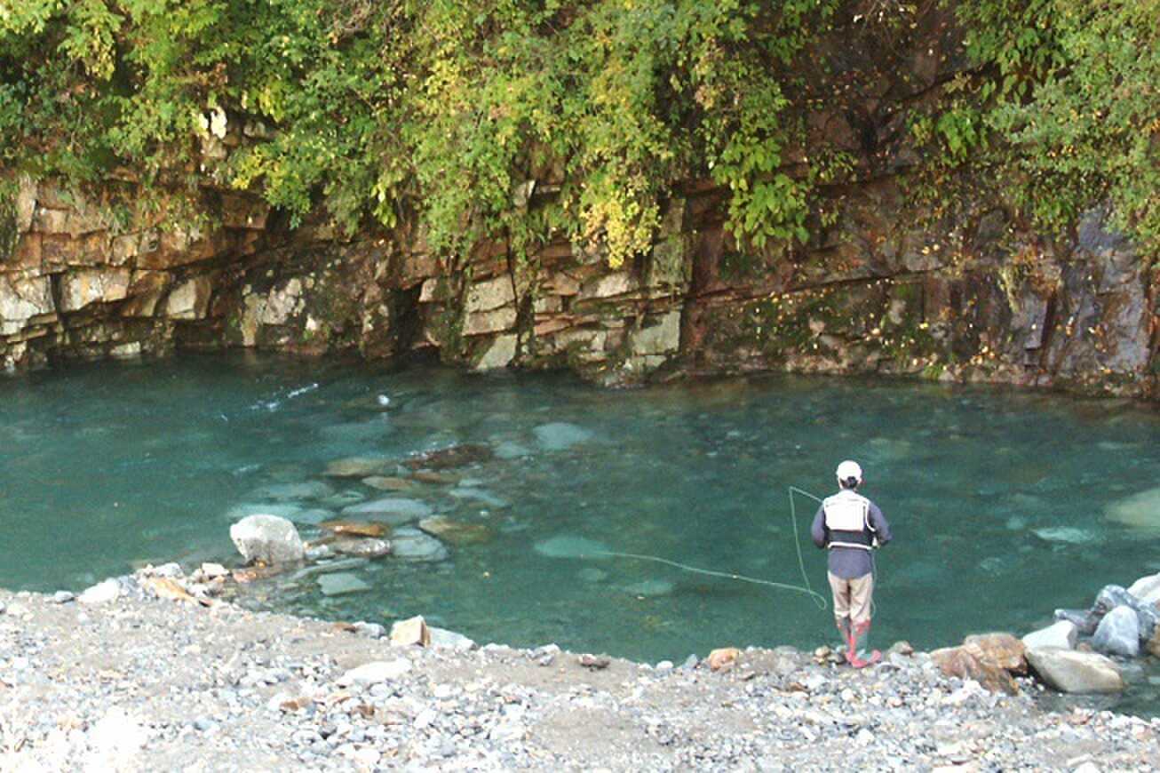 施設の近くには清流・中津川が流れ、夏には川遊びが楽しめます♪