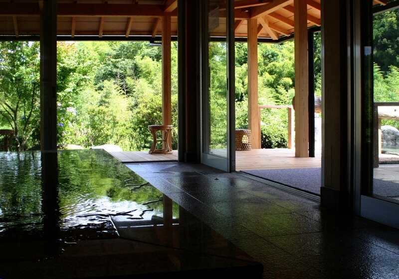 【ごりやくの湯】内湯 外を眺めながらの湯冷ましの時間も格別
