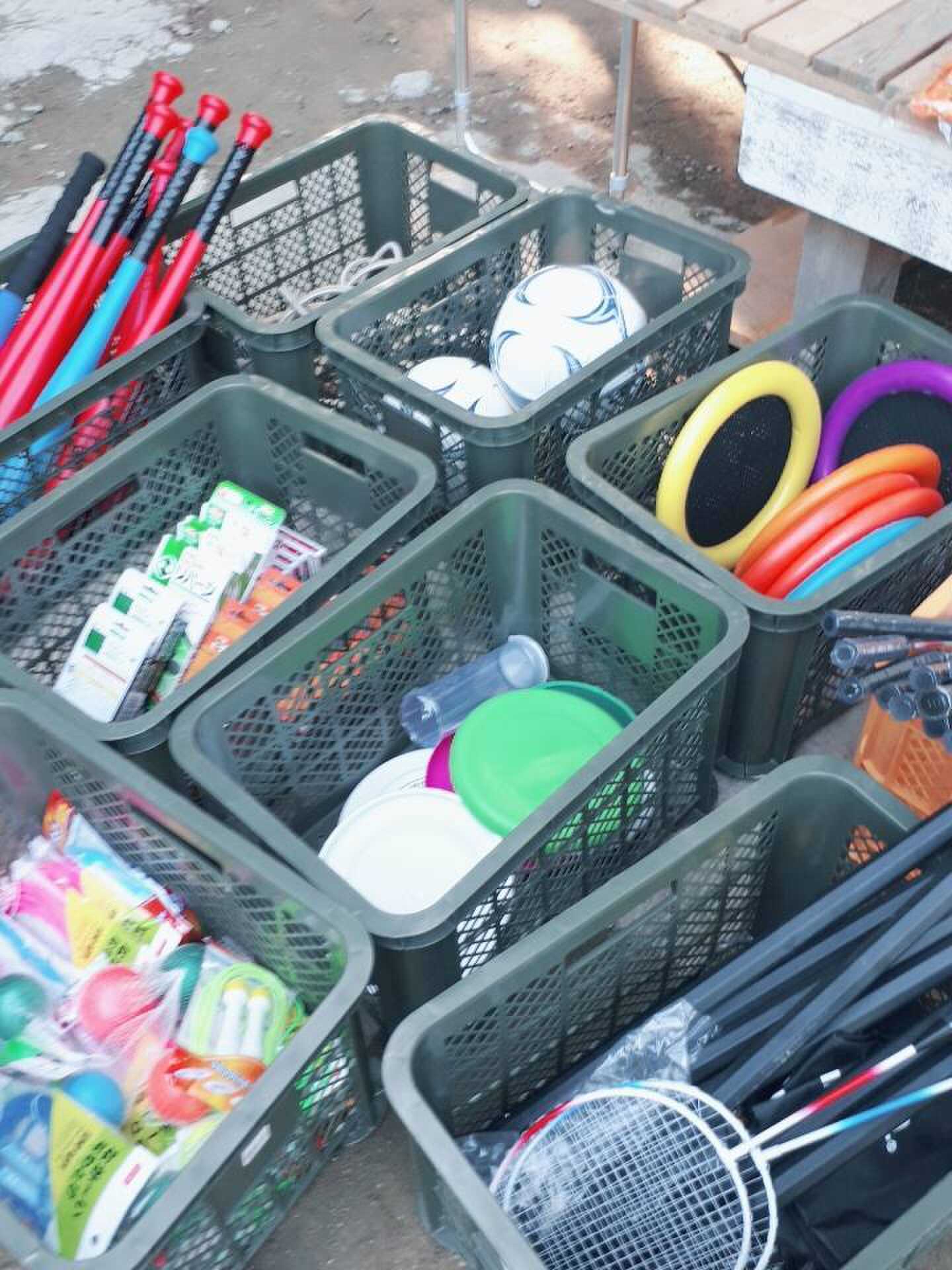 色々な遊びグッズの貸し出しを無料にて行っております。外遊び用以外にもオセロなどの室内遊びグッズもございます。またトランポリン、ブランコなどもございます!