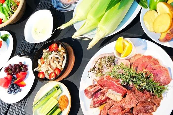 農場の野菜や地元産の食材を使った豪華なディナー