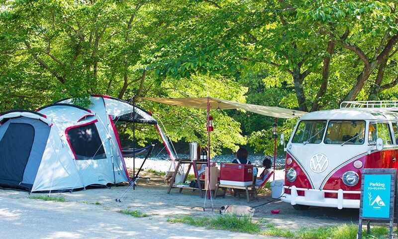 区画サイトはお車も停められるほど広々!全部で3つのみなので落ち着いてお過ごしいただけます。