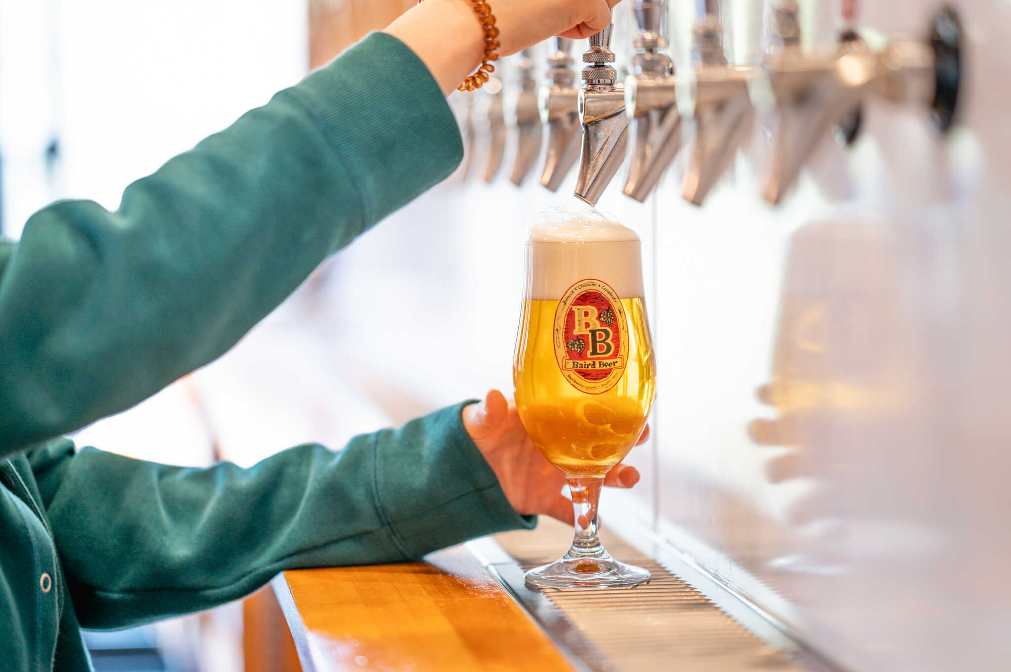 工場併設のタップルームで常時約20種類の生ビールが楽しめます。量り売りも可能。