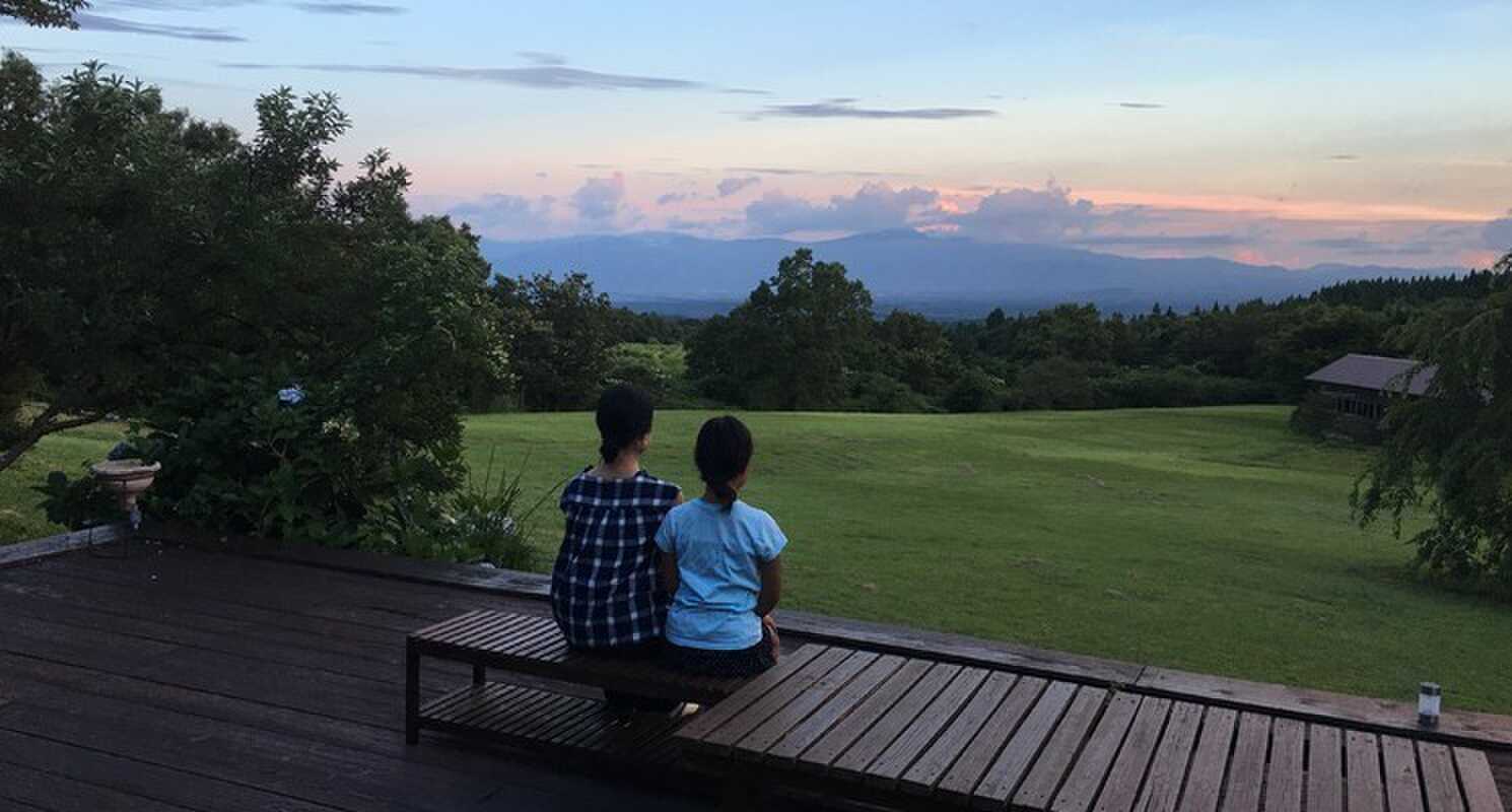 久住高原に沈む美しい夕日をウッドデッキから
