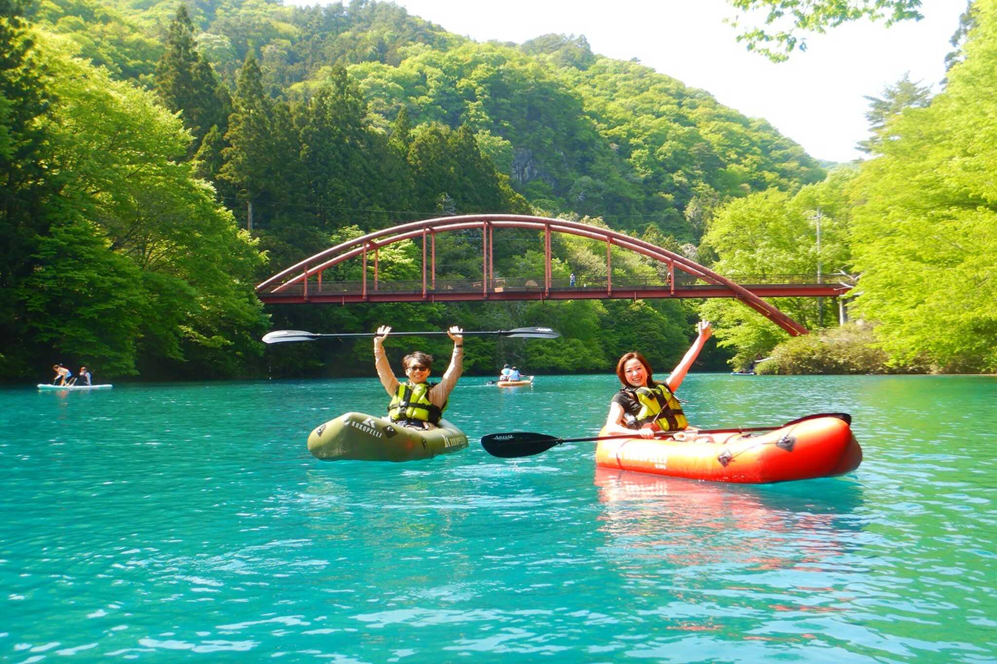 【中之条町 四万湖/パックラフトツアー】春は深い青、夏はエメラルドグリーン、秋は紅葉と青!今話題の中之条町の美しい四万湖でゆったり周遊! ファミリー・カップルにオススメ!