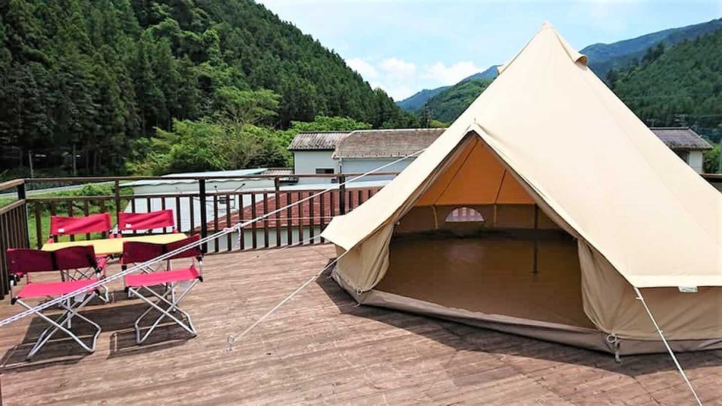 エントランスが広く開放的!備え付けにテーブルとチェアを完備♪