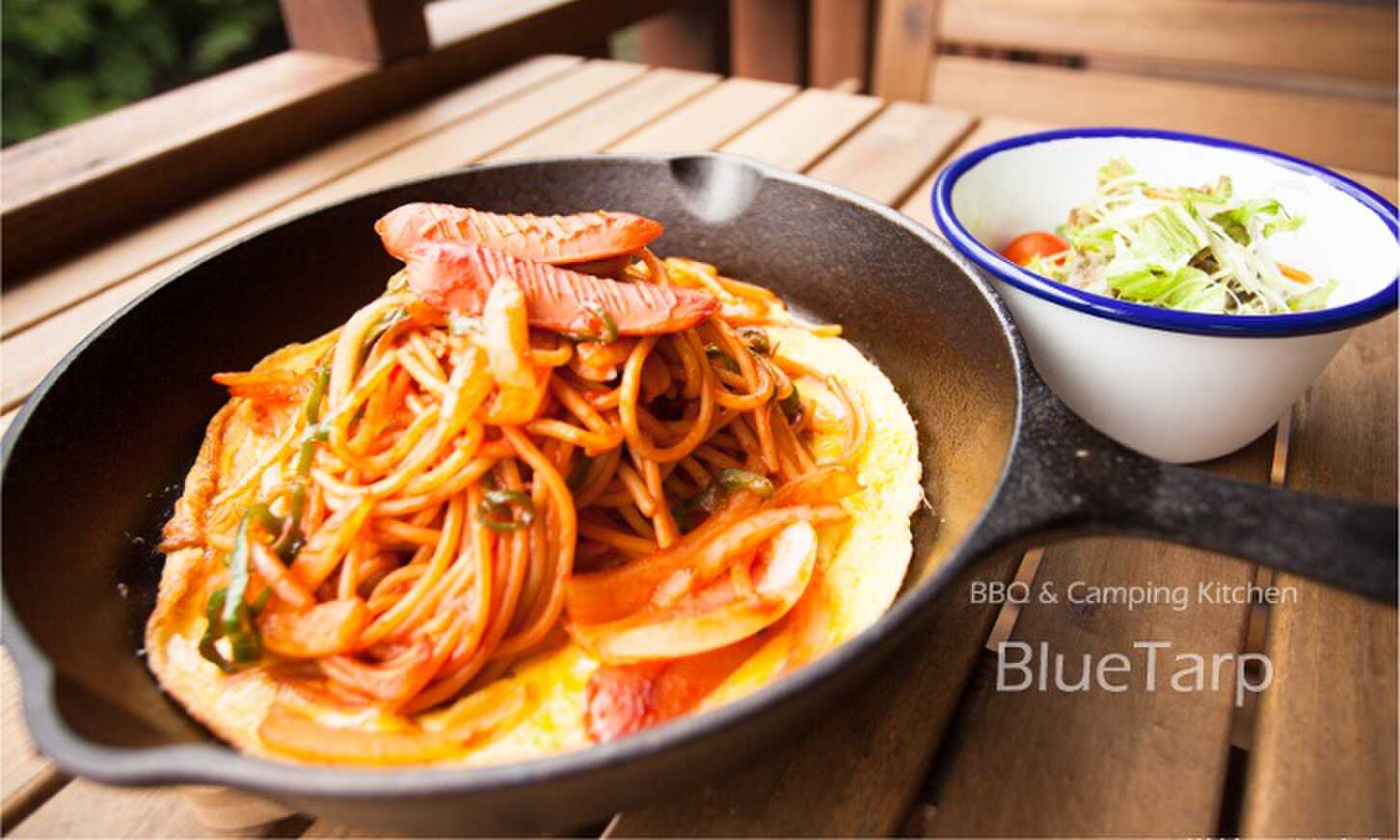 屋根つきデッキのあるカフェで雨でも安心!「BBQやキャンプで作る料理」を召し上がれ