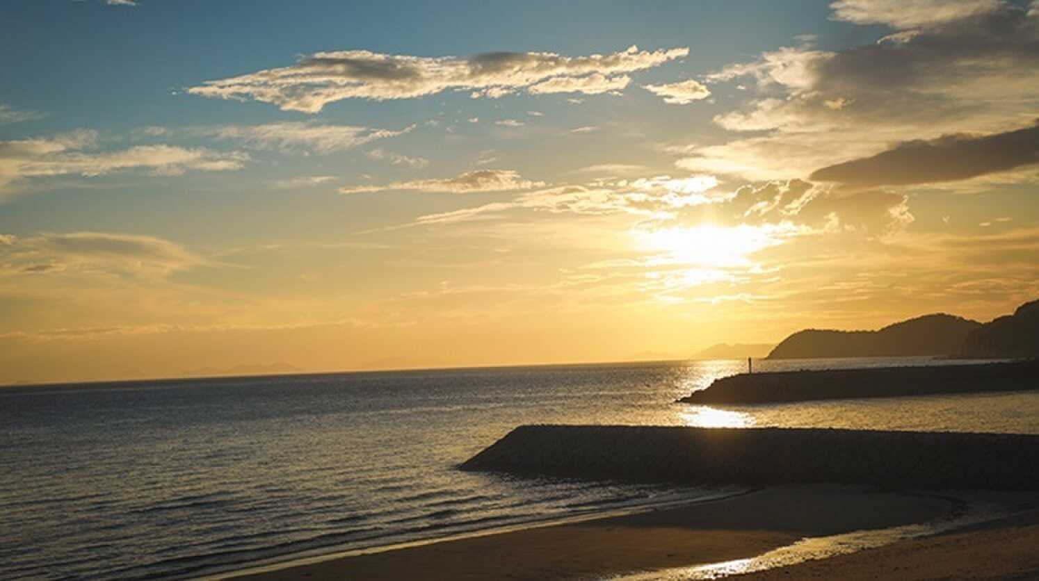 「日本の夕陽百景」に選ばれた美しい絶景。波の音がBGMのように聞こえ心が癒されます♪