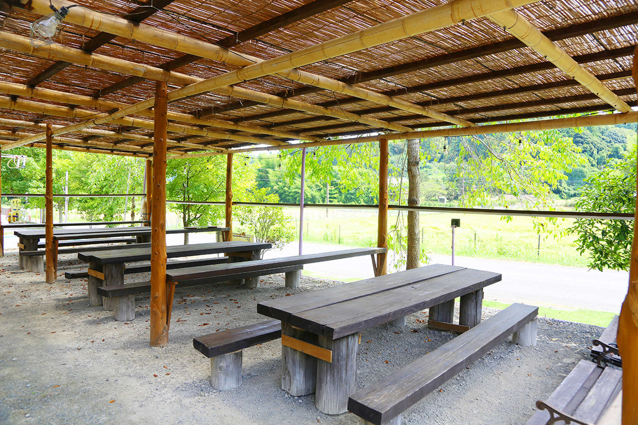 さぬきファーム 本棟内・飲食施設(緑が溢れる田園風景を楽しむ屋外BBQスペース