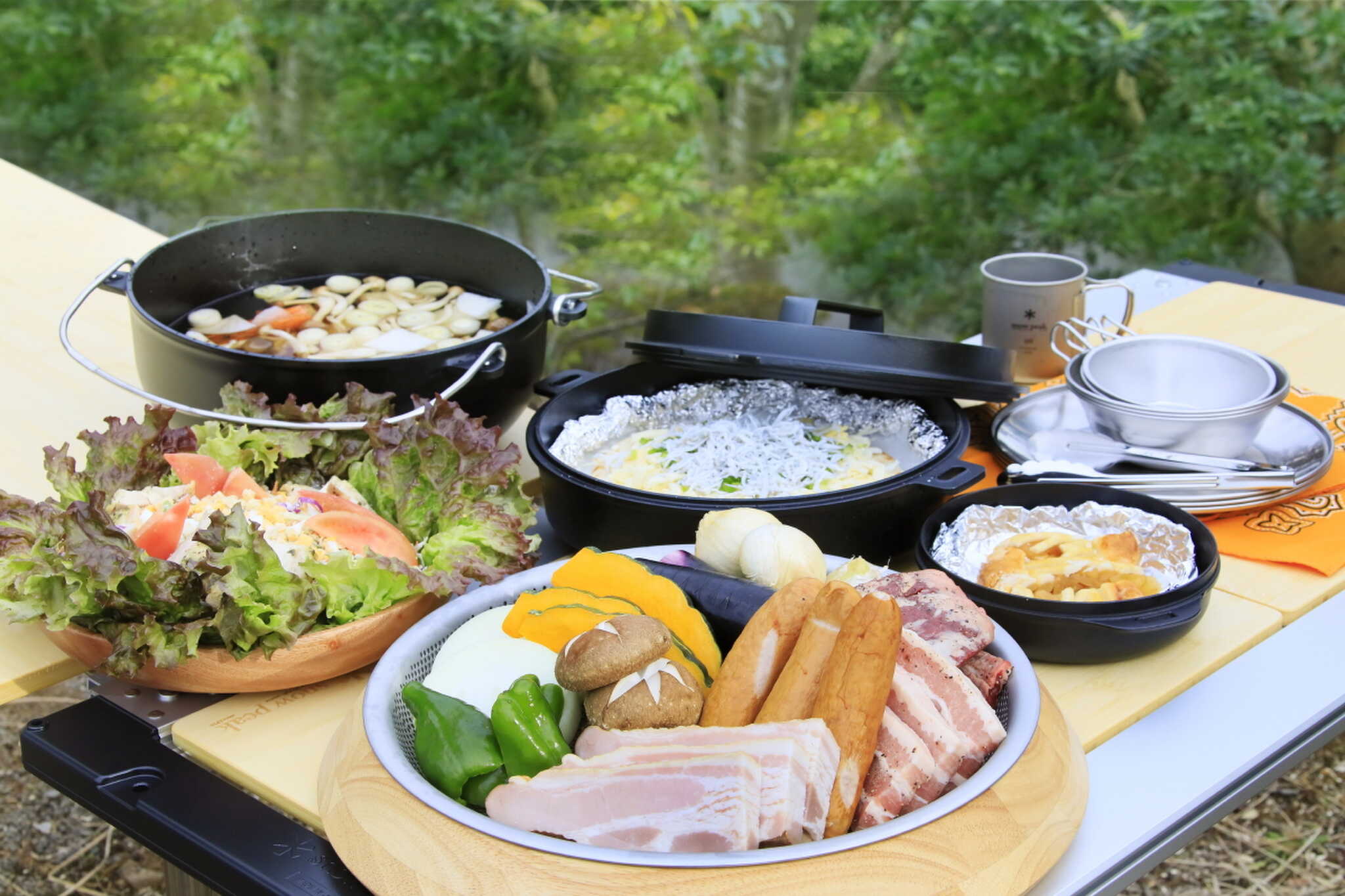 旬の食材や地元の食材を使用し、盛り付けにもこだわった華麗な料理の数々。夜空に広がる星空、火のあたたかみ、風の音や賑わう声、焼き上げる料理の香り味わいはもちろんのこと、五感でもお愉しみ下さい。