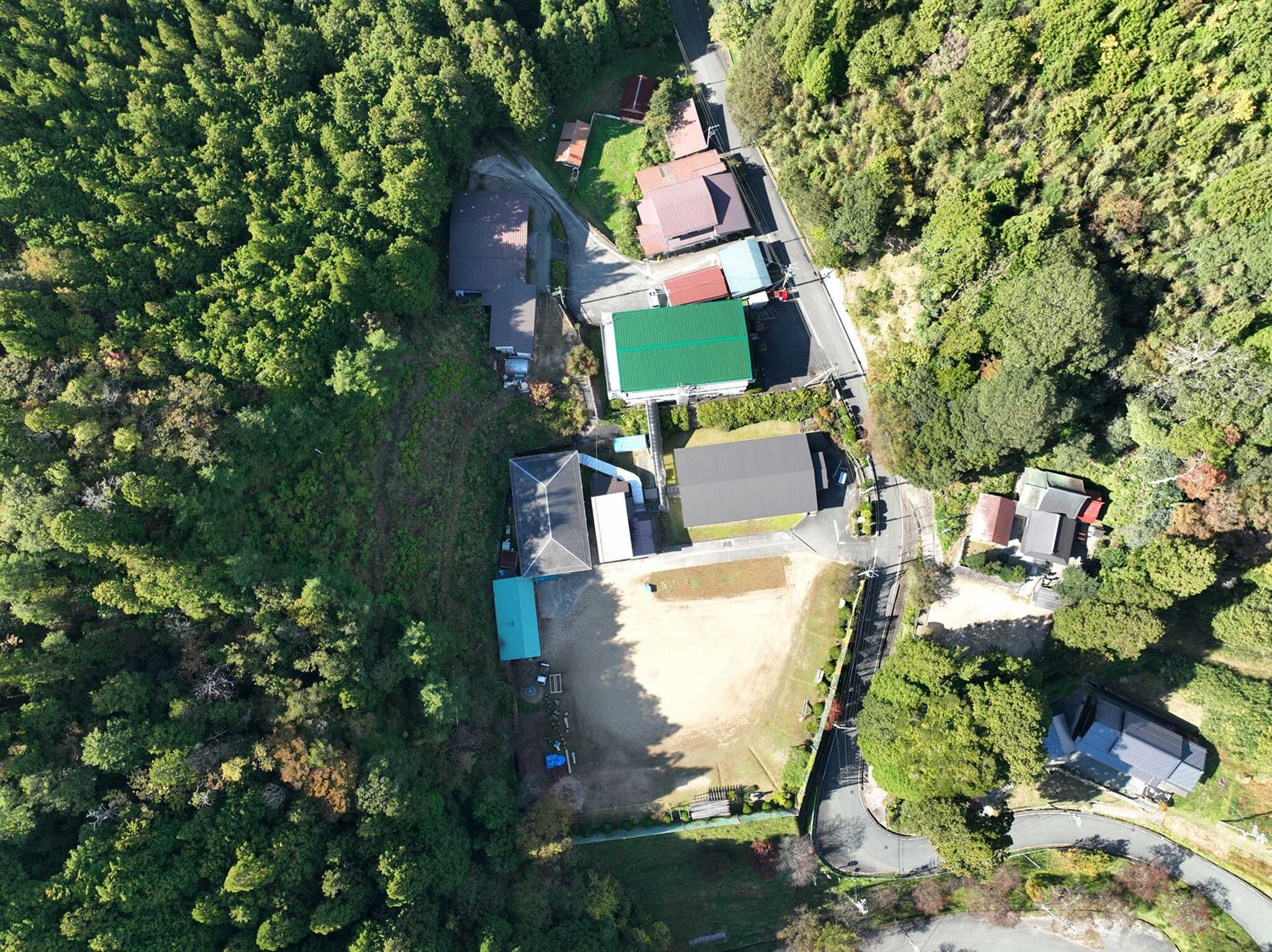 宿泊施設「たかのす東小学校」内の運動場外周にテントサイトはあります。運動場で楽しく遊ぶこともできます!
