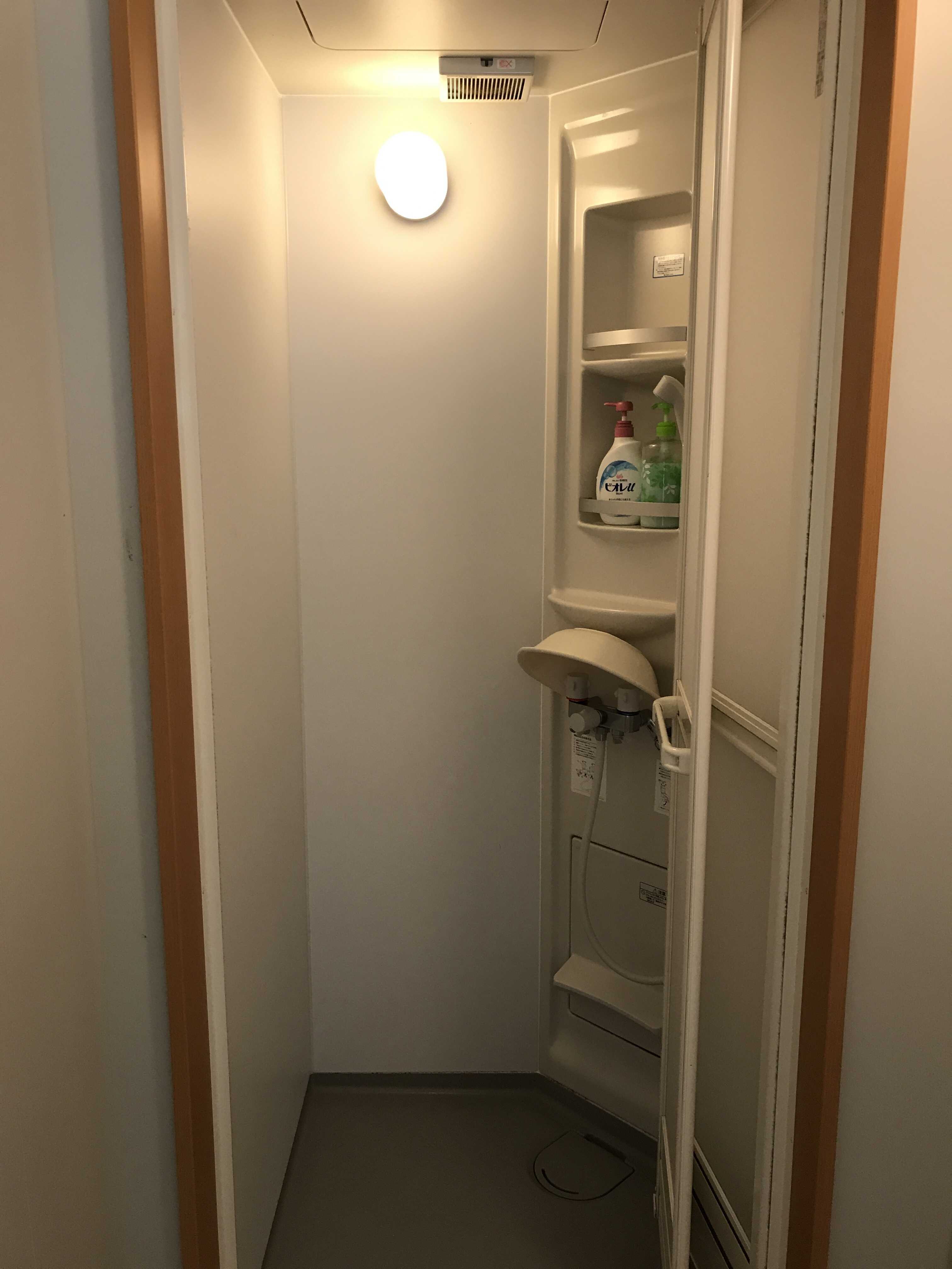 シャワールームの使用が可能です。男女それぞれ3部屋あります。