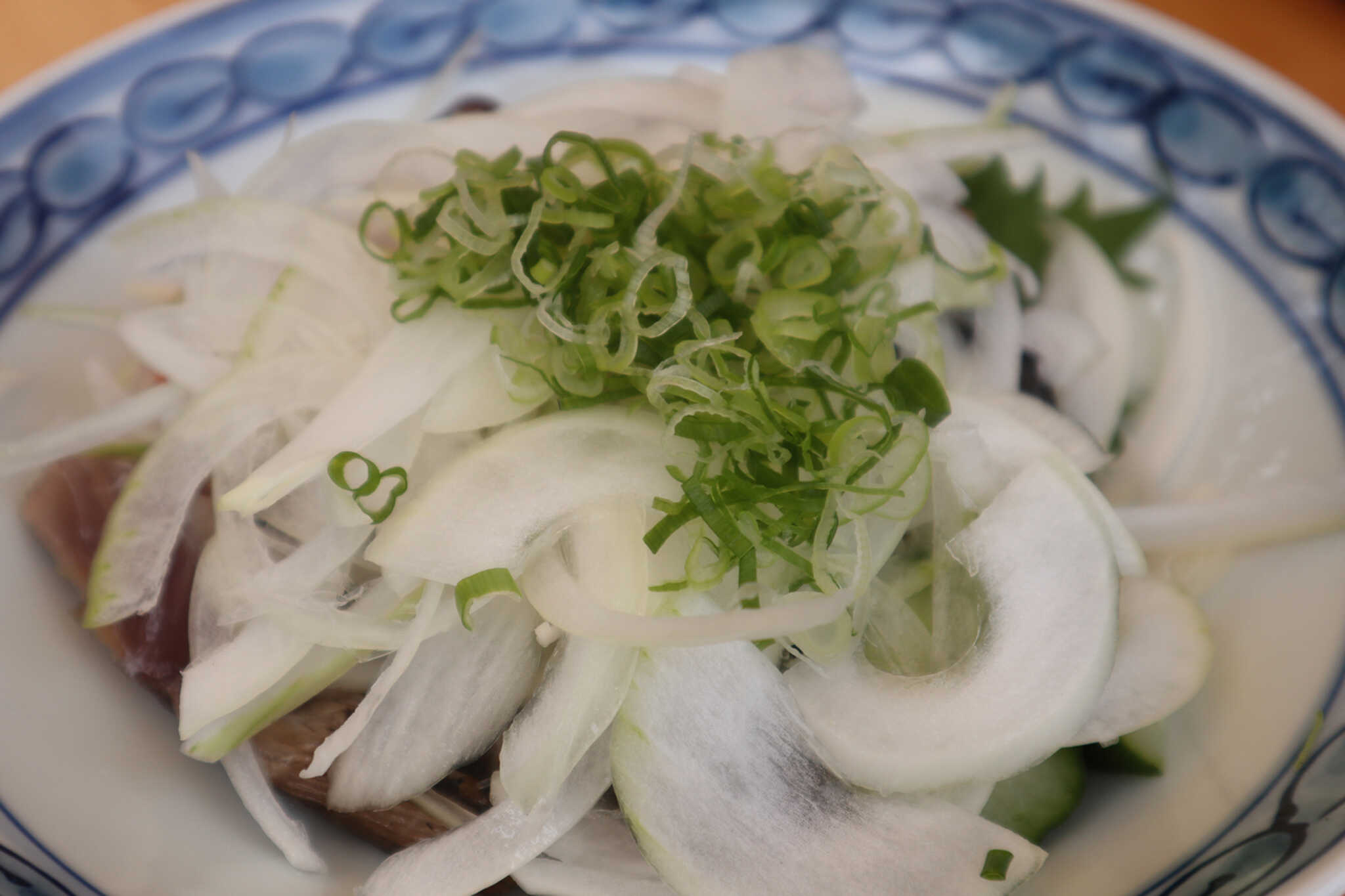 高知といえば鰹のタタキ。お魚が見えないくらい大量の薬味を乗せて、特製ポン酢をかけていただきます。