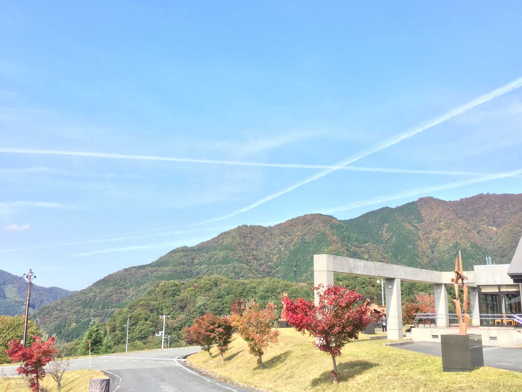 晴れた日には、雄大な自然を見晴らすことができます。きれいな空気と美しい自然のもと、散策するのはいかがですか??