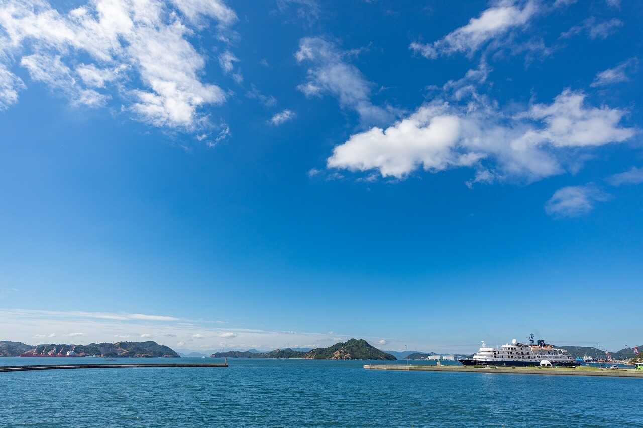 キャンプ場からは瀬戸内海が一望できます。直島へ直行便の出る宇野港へも歩いてすぐ!