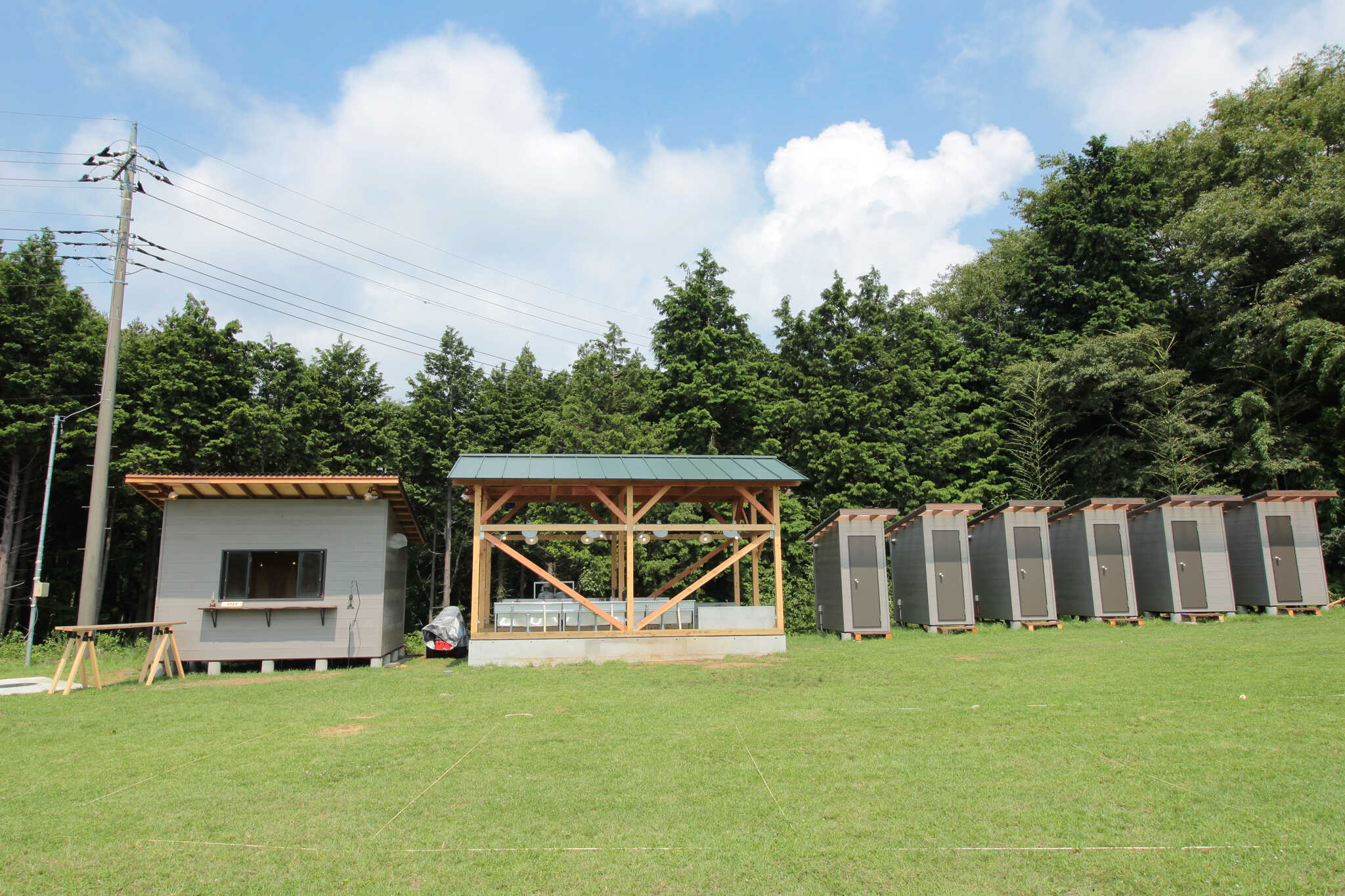 新しい管理棟や炊事場、トイレは綺麗・清潔をお約束します。