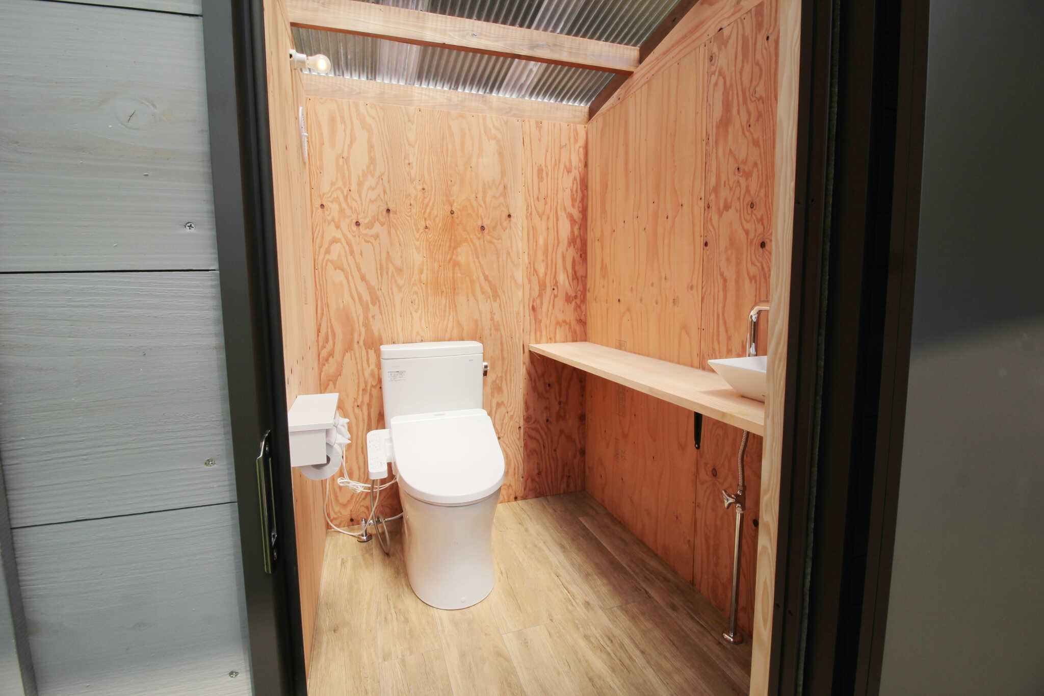 明るいトイレは木の温もりと香りが包み込みます