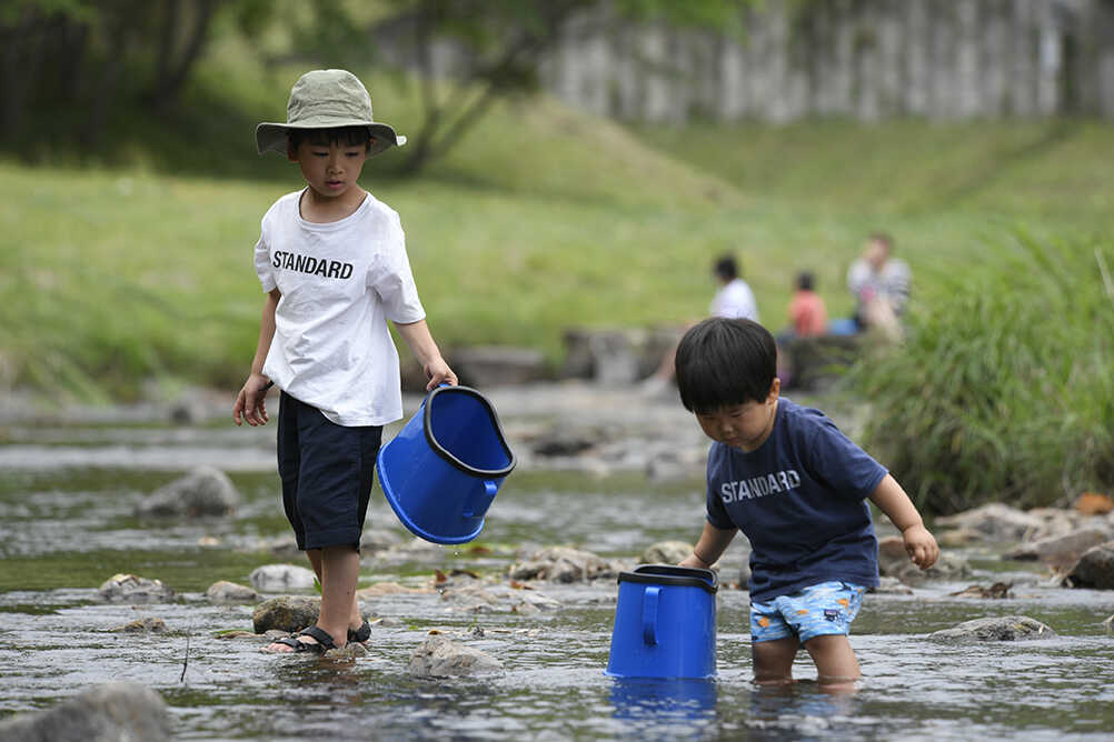 近くを流れる友渕川は浅瀬で穏やかな流れなので子どもでも安心です。AREA1管理棟では生き物観察に使える水中メガネも貸出しています!