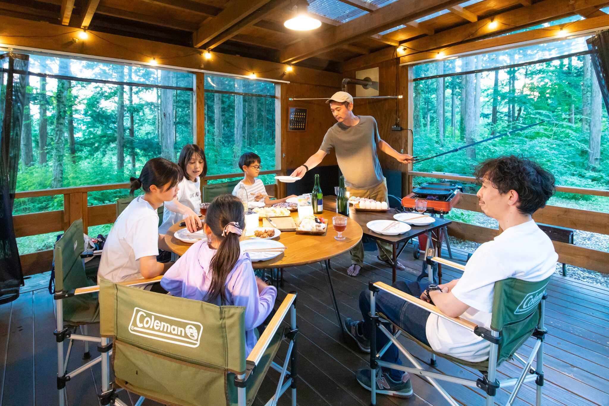 雨や風を防げる仕様になっている食事スペースには、冷蔵庫、調理器具、食器等をご用意。お好きな食材を持ち込み、自炊も可能です。