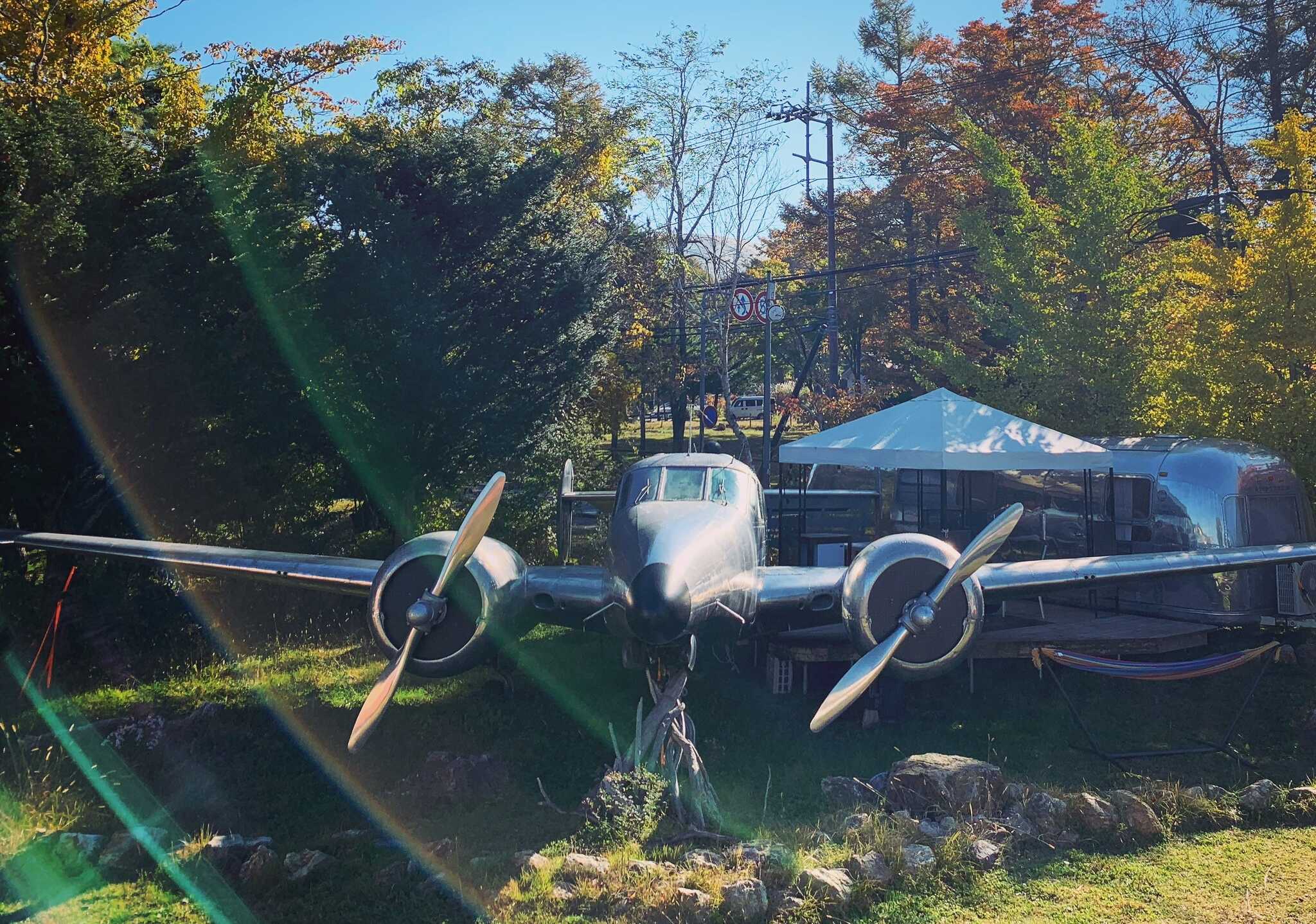 国内で唯一、飛行機に泊まれるエルコリーナ。子供も大人も、本物のコックピットに座るとテンションがあがります♪