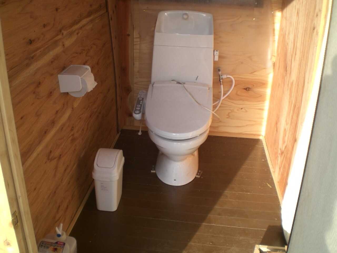 洗浄便座付き水洗トイレ・雑木林の杉と楓林の楓で建てた手作り小屋です。