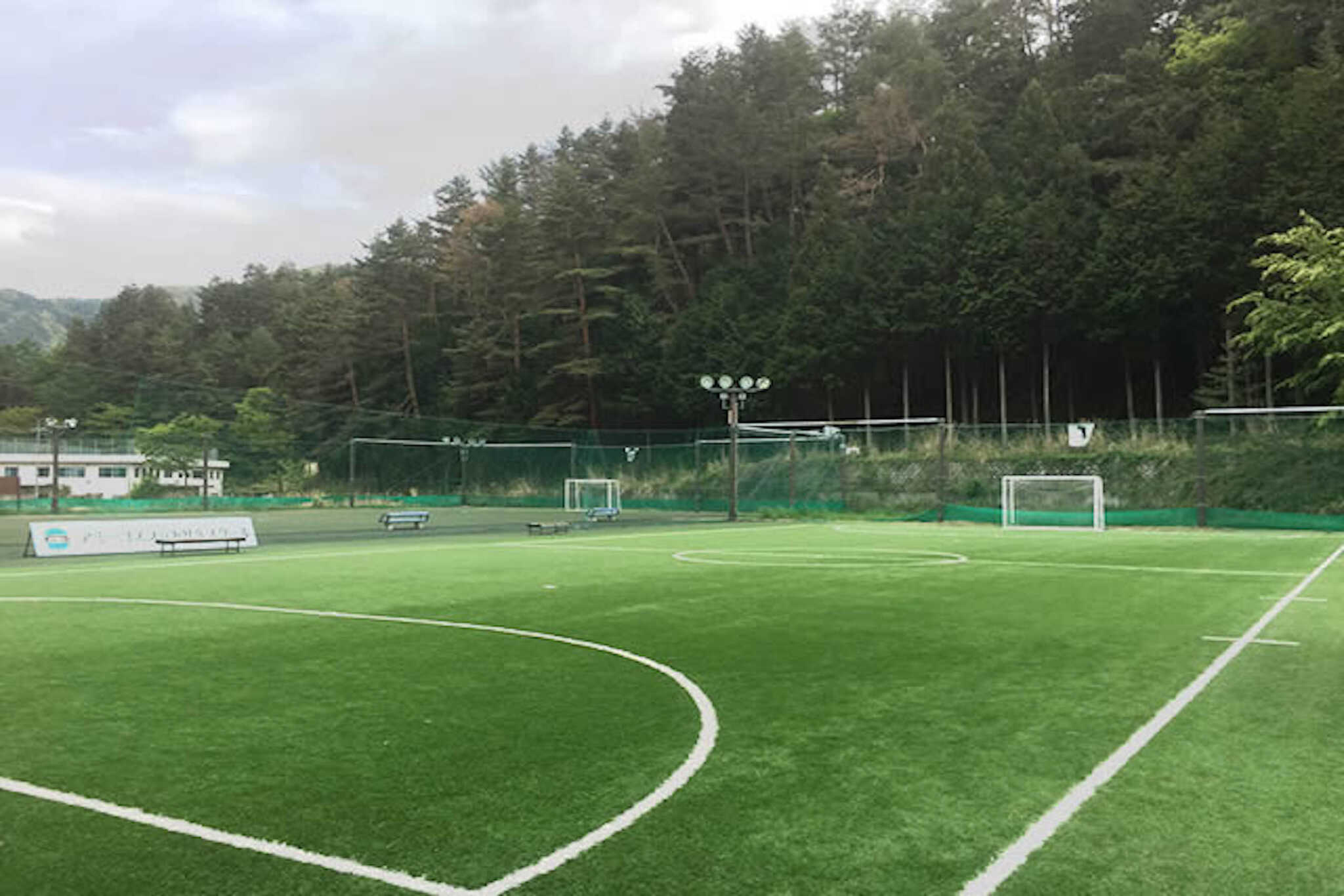 施設内にはサッカーコートやテニスコート、屋内施設にはトレーニングルームやボルダリングもあります!