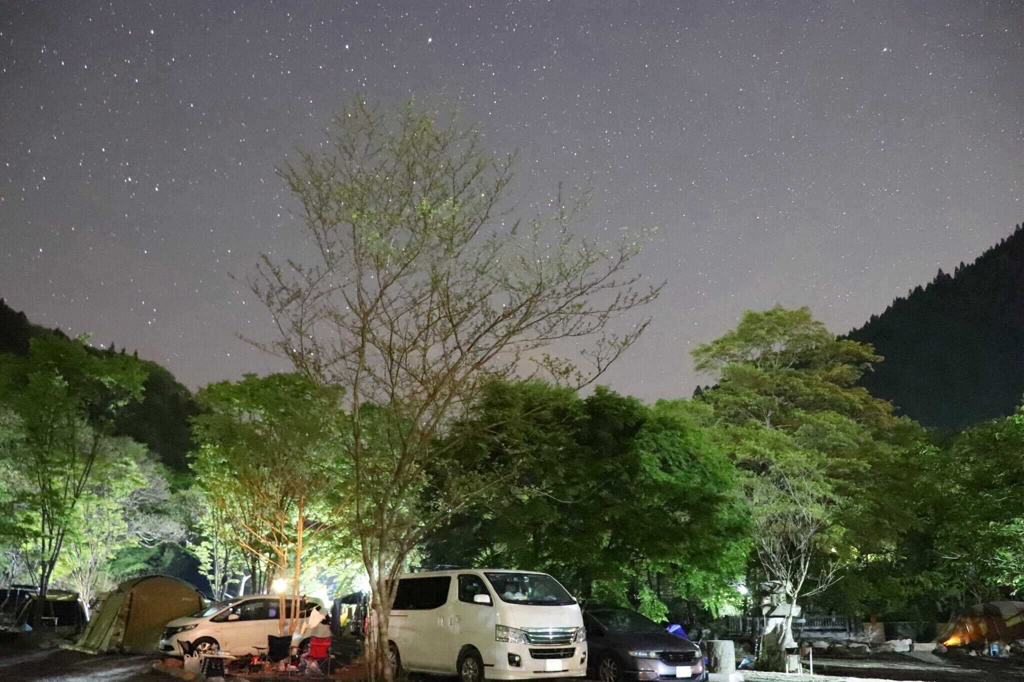 夜になると満点の星空が楽しめます