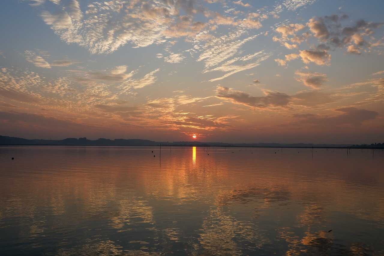 湖畔に沈む夕陽は絶景です。