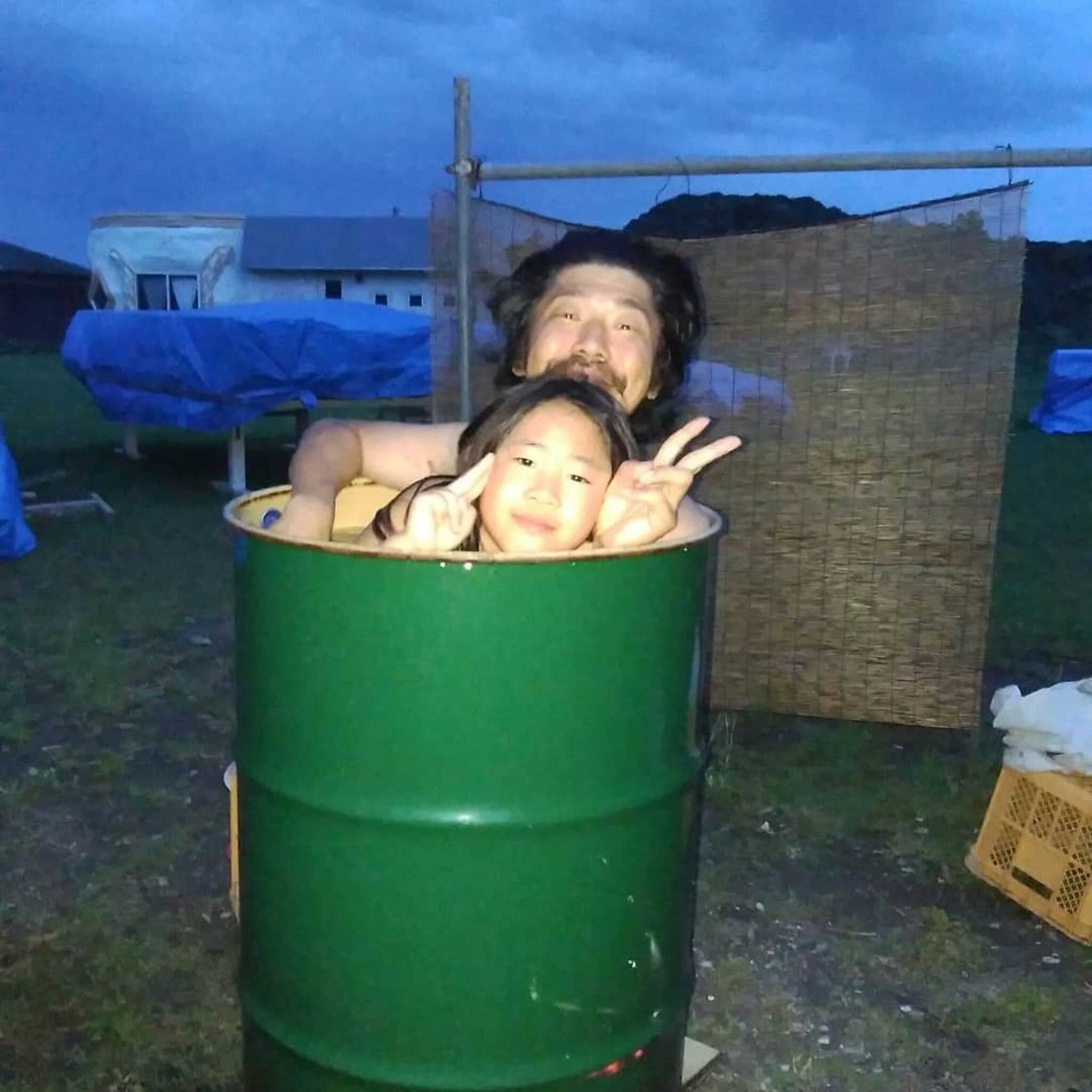 お子さまに大人気のドラム缶風呂♪井戸水を薪で沸かしたお湯は柔らかく、遠赤外線効果で身体の芯から温まります。チェーンソーと斧を使った薪割り体験もできるよ♬