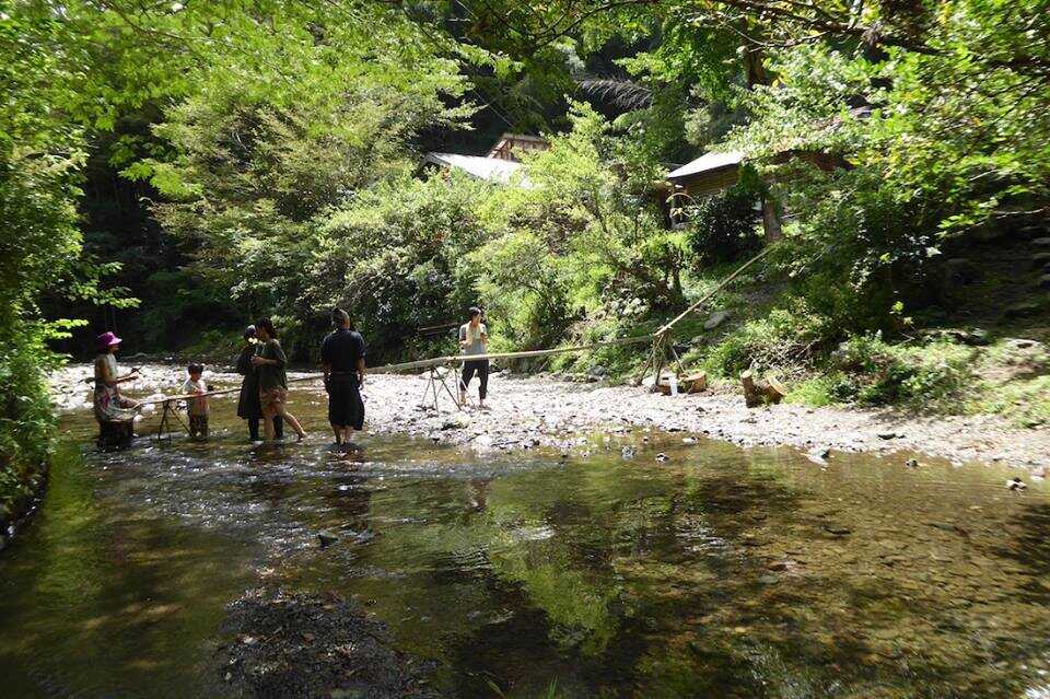近くの川まで流しそうめんを伸ばした時