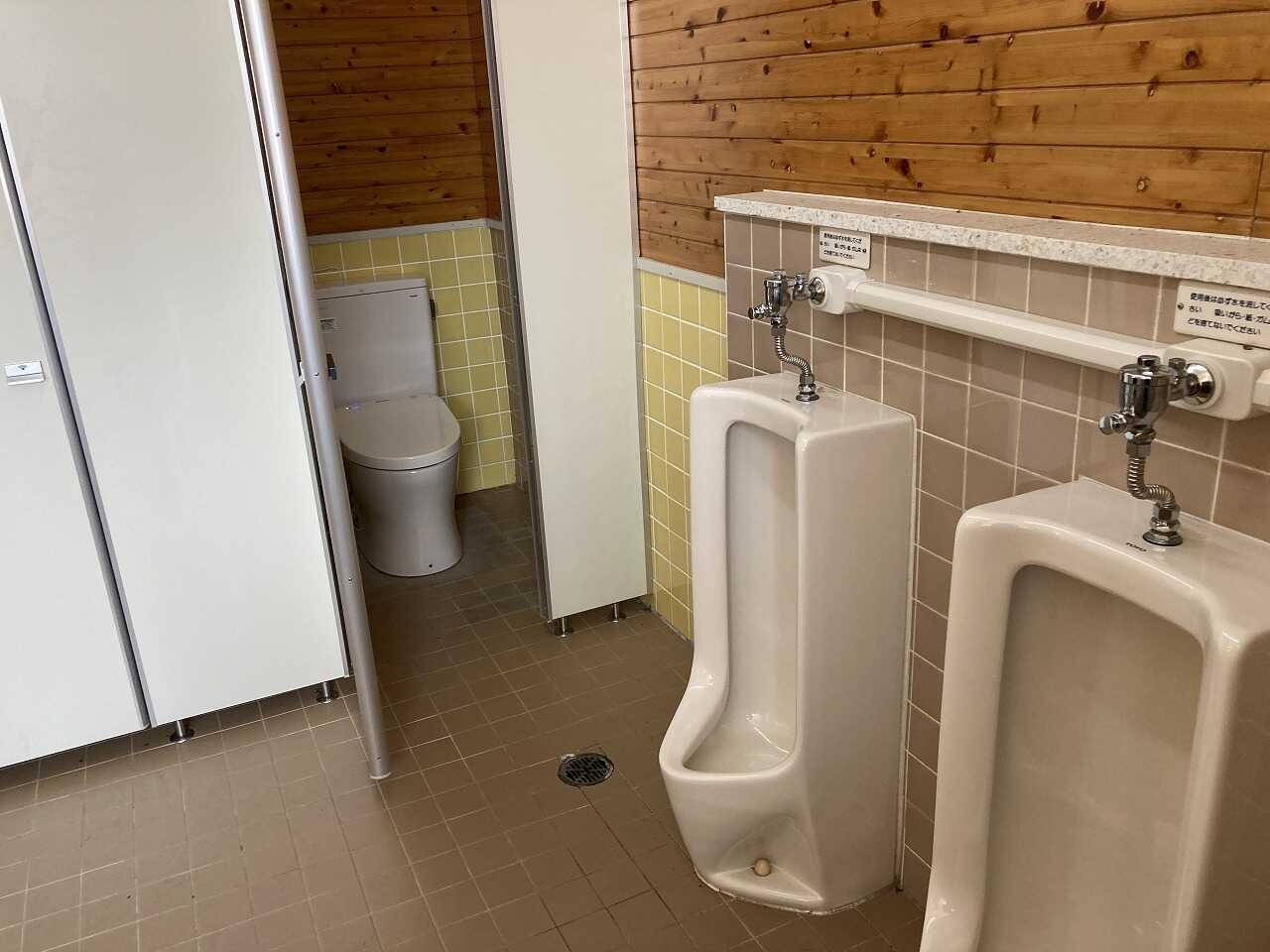 水洗トイレです。ほとんどが洋式ですが一部和式トイレ有り。