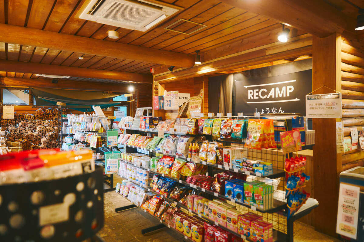 薪、炭、着火剤の必需品からお菓子、BBQ肉やアイス、お酒もあるから手ぶらでも楽しめます!