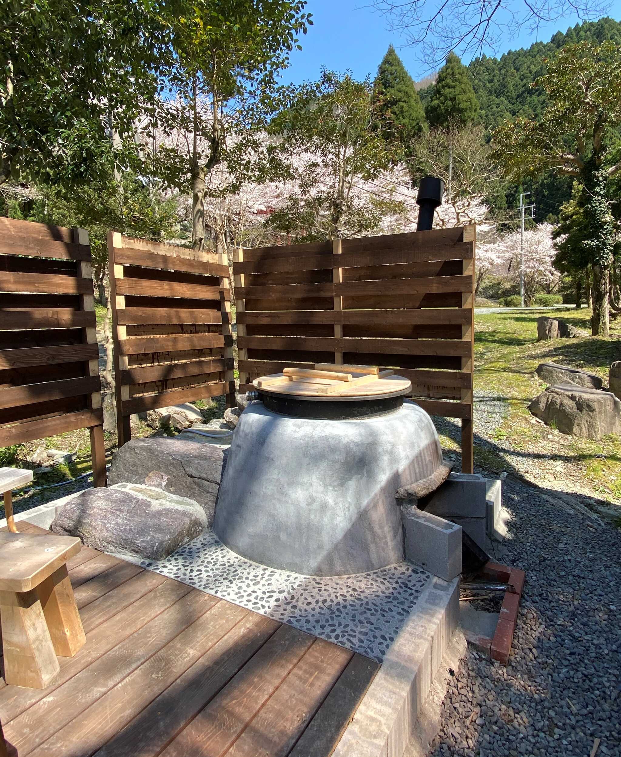 自分たちで水を汲み、火を焚いて入浴する「五右衛門風呂」も利用可能!